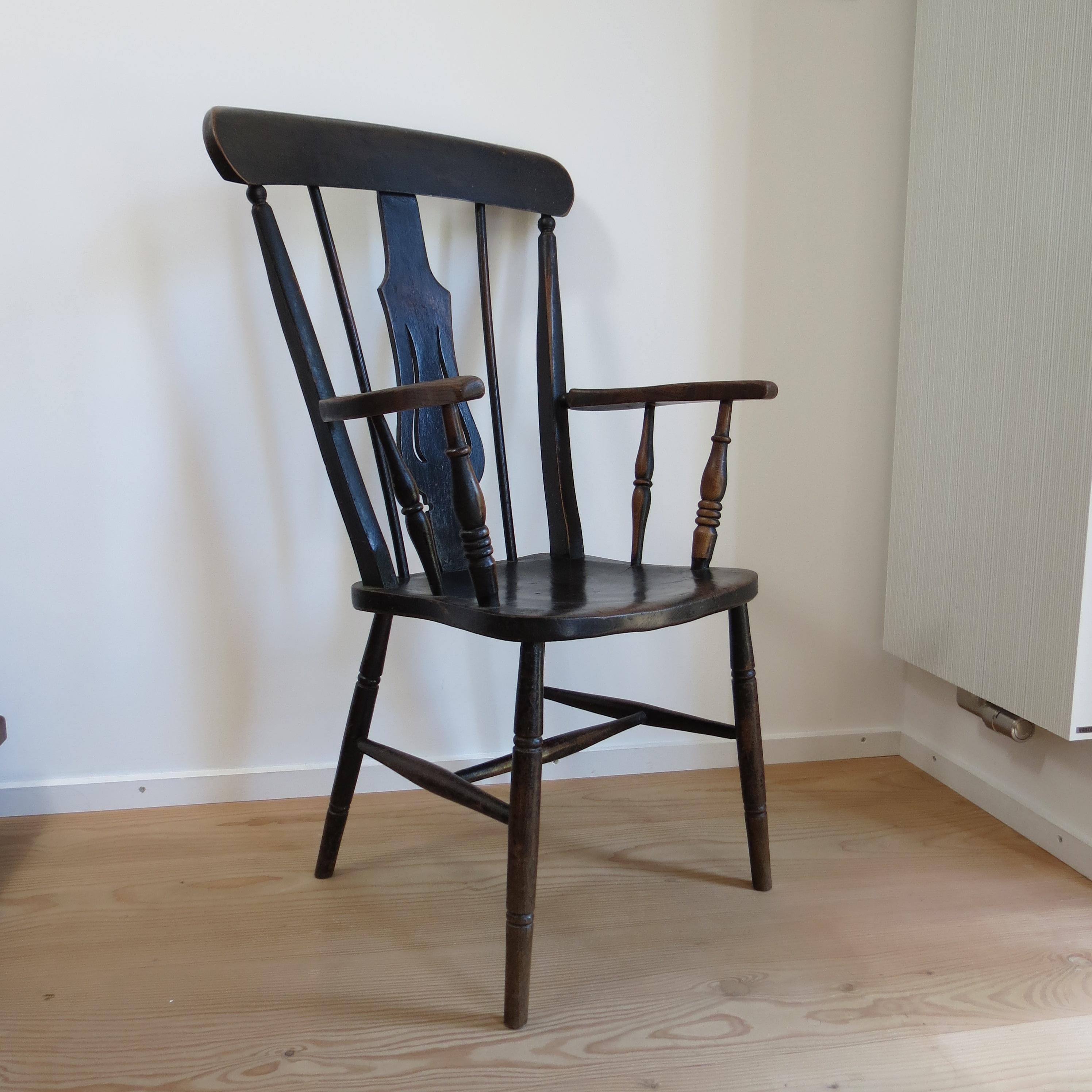 Merveilleuse chaise de ferme en orme folklorique du 19e siècle, de forme simpliste, probablement d'origine galloise, datant de 1870 / 1880.

En très bon état d'origine, il conserve sa finition noire d'origine.  Cette dernière s'est usée au fil du