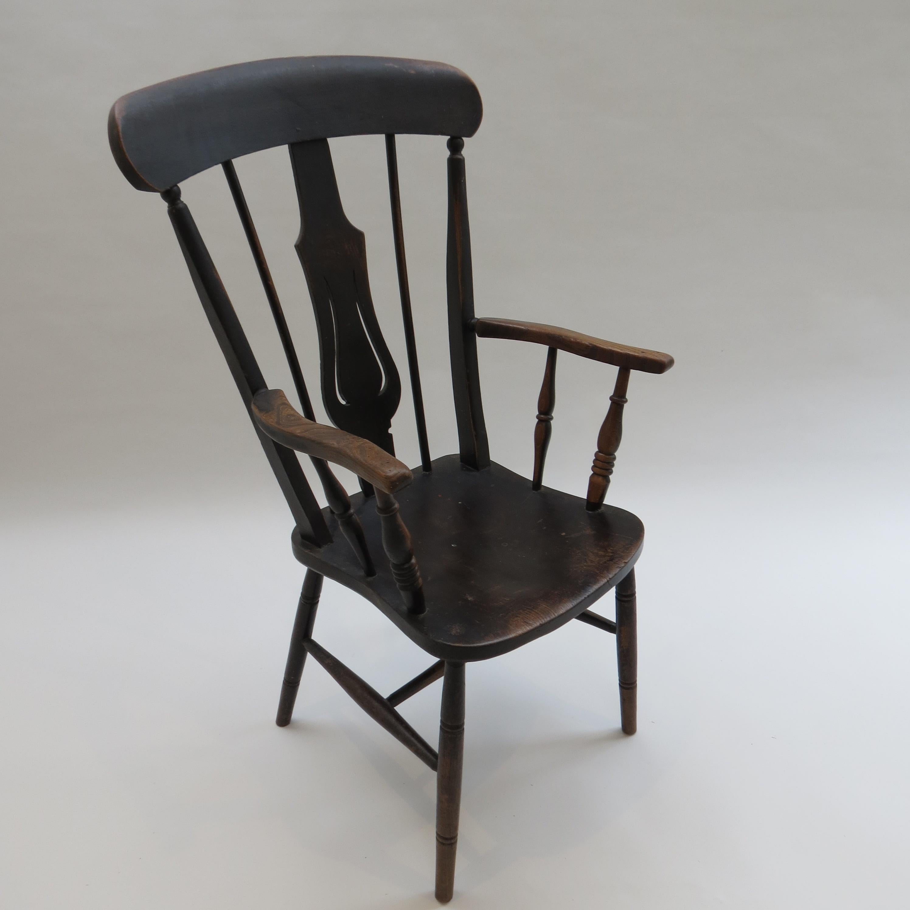 Merveilleuse chaise de ferme en orme folklorique du 19e siècle, de forme simpliste, probablement d'origine galloise, datant de 1870 / 1880.

En très bon état d'origine, il conserve sa finition noire d'origine.  Cette dernière s'est usée au fil du