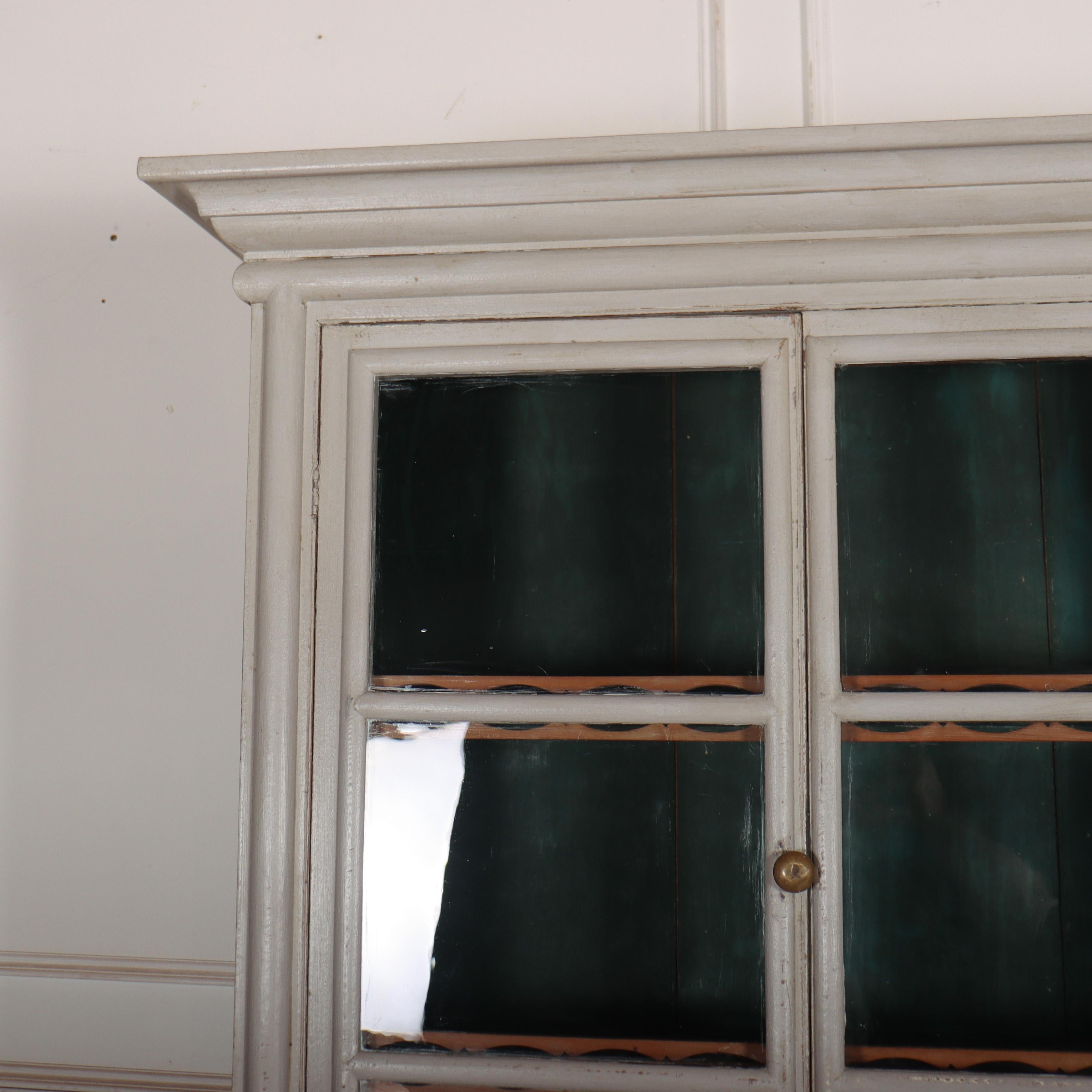 Graziosa cassettiera da cucina in legno di quercia e pino smaltato del Galles dei primi del XIX secolo, con un buon contenimento e interni originali dipinti. 1830. 

Profondità del ripiano superiore: 9,5 pollici (24 cm)


Codice: