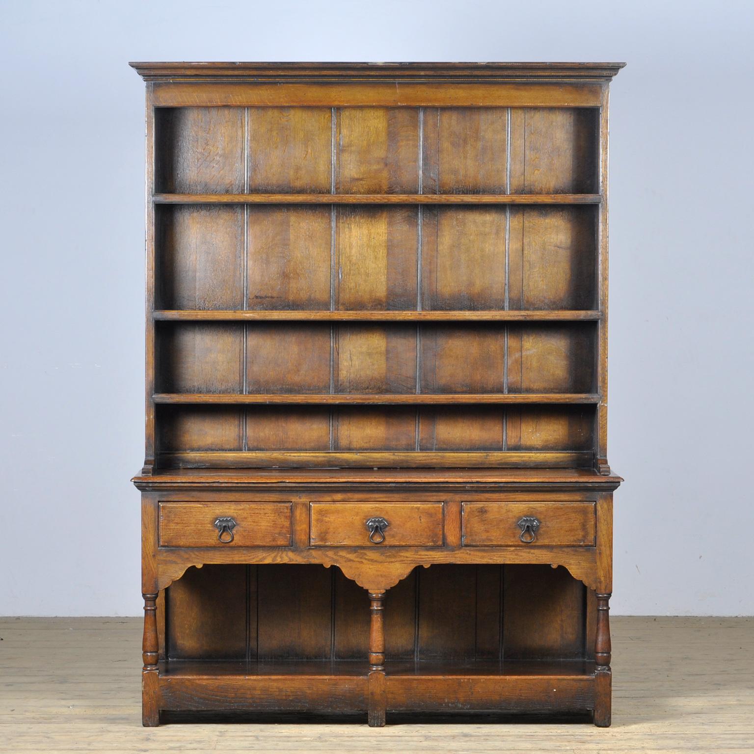 19th Century (circa 1850) sideboard in oak. Beautiful English cabinet from the Welsh region.
It consists of three shelves for placing the dishes. The bottom of the sideboard consists of three drawers and a beautiful base. It has a lower shelf that