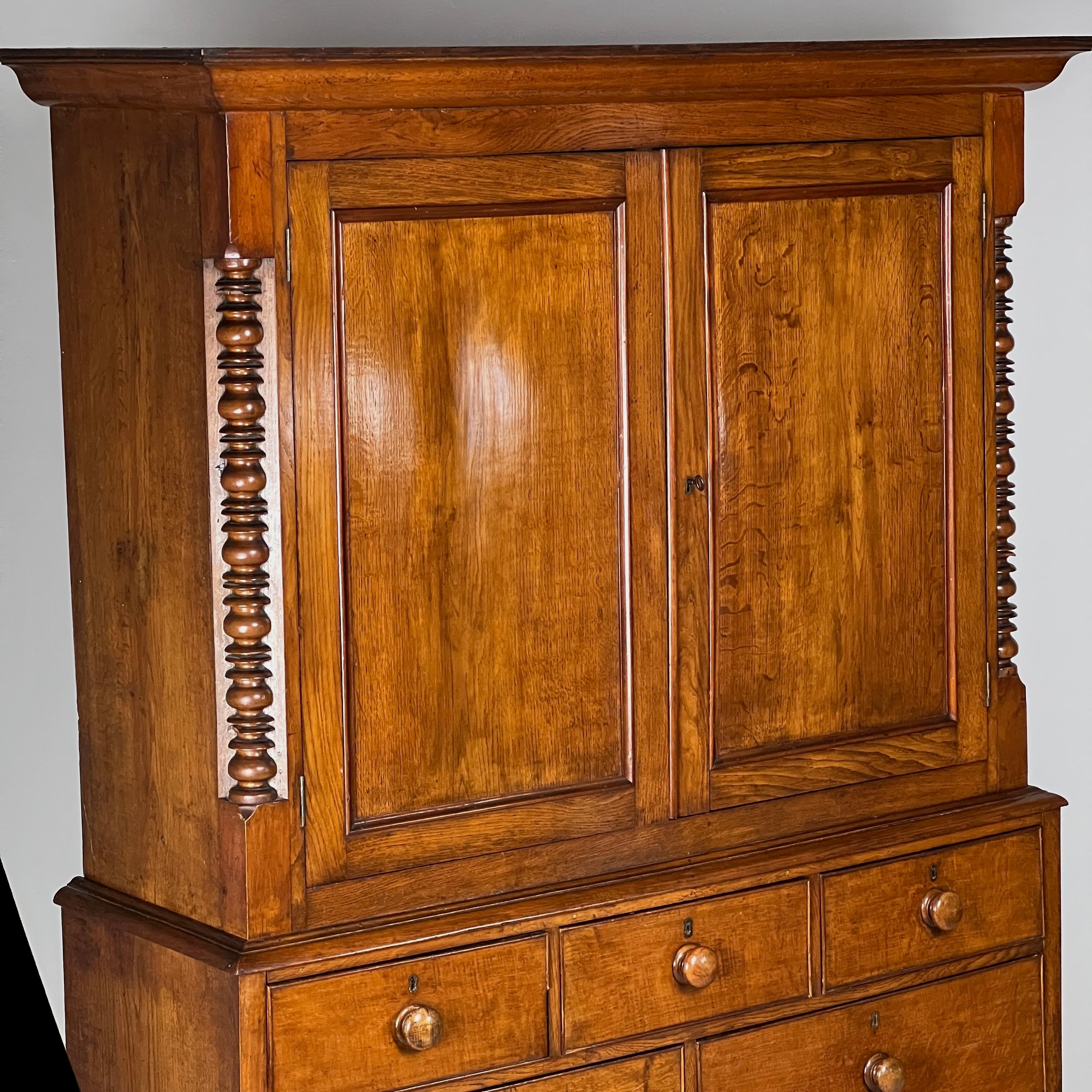 19Th Century Welsh Oak Housekeepers Cupboard Or Linen Press In Good Condition In London, GB