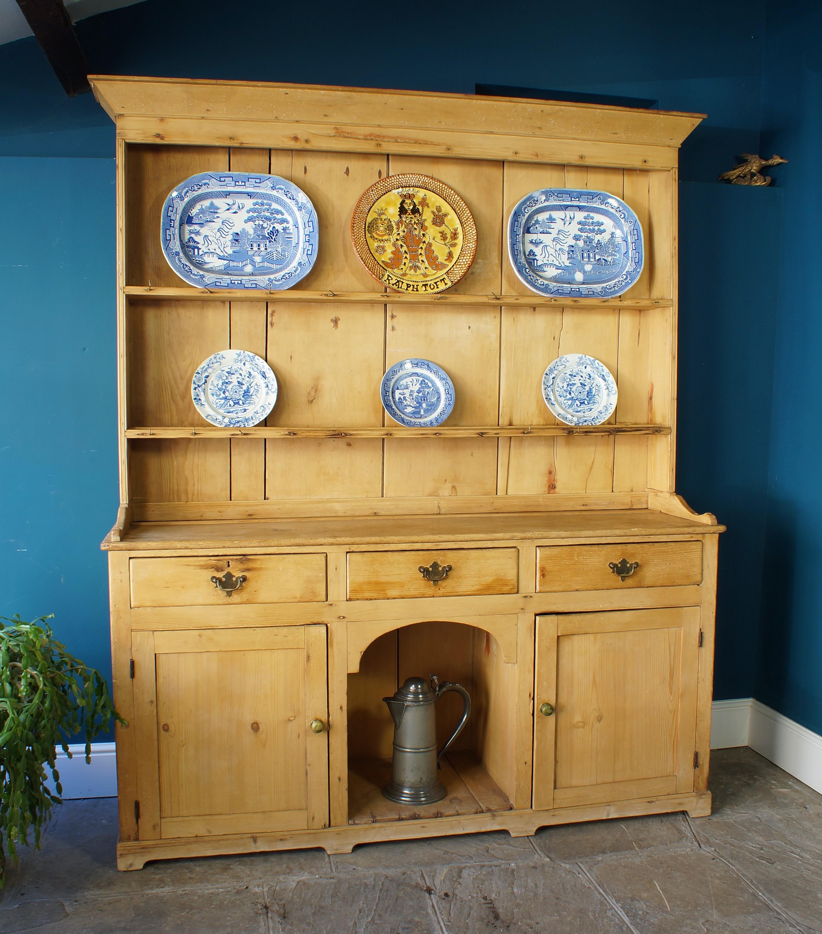 George III 19th Century Welsh Pine Dresser And Rack. For Sale