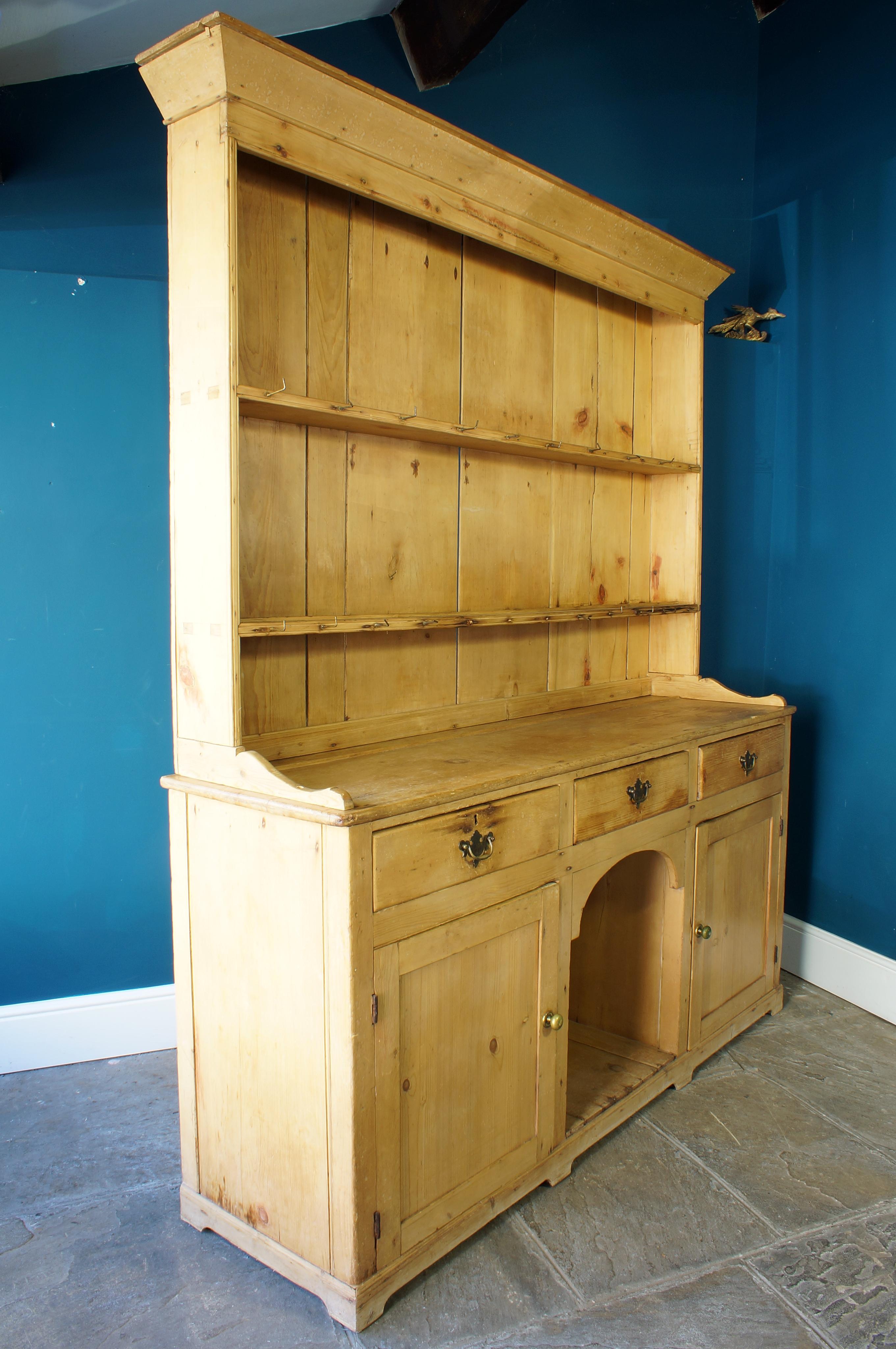 19th Century Welsh Pine Dresser And Rack. For Sale 1