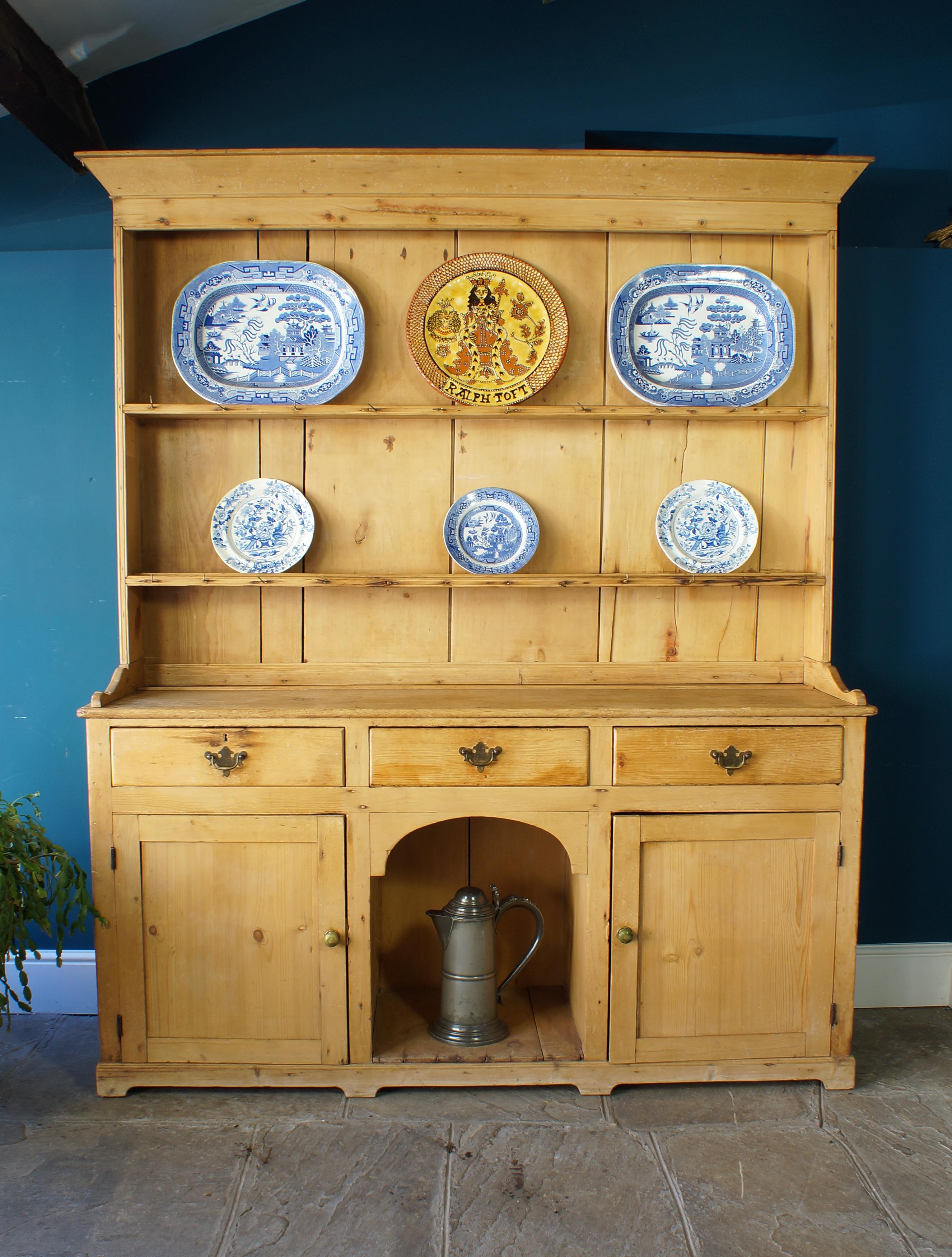 19th Century Welsh Pine Dresser And Rack. For Sale 2