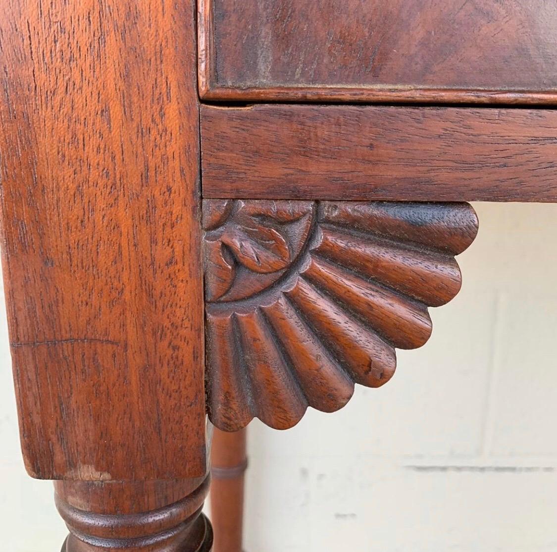 Serveur à 3 tiroirs en acajou du 19e siècle avec sculptures en quart d'éventail et pieds tournés.