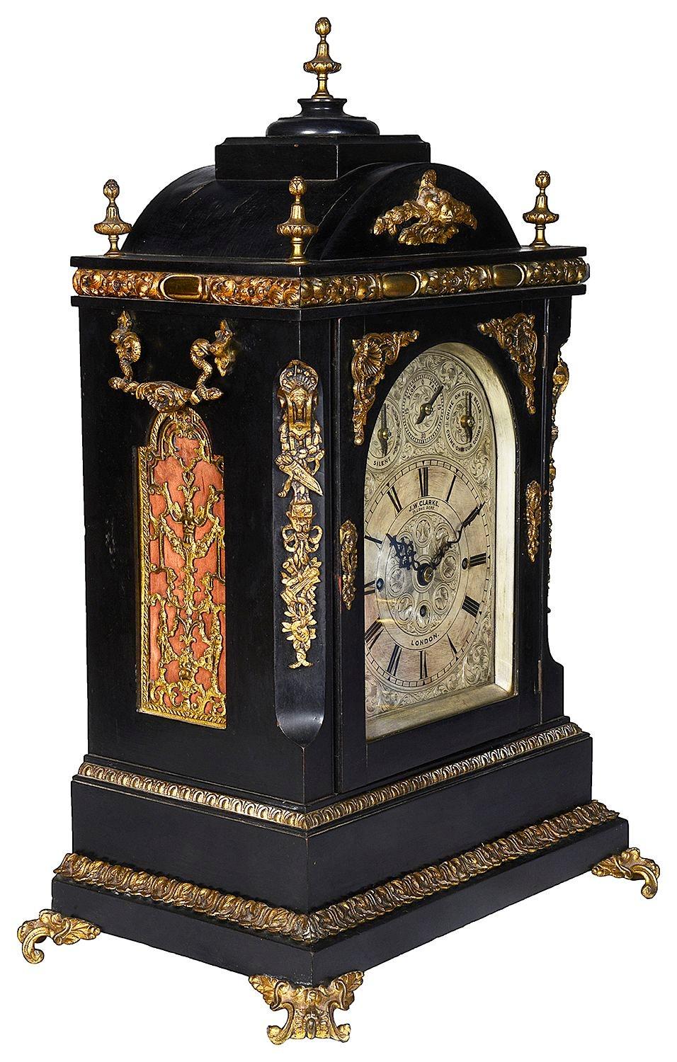 Pendule de cheminée à cadran argenté victorien ébonisé, de très bonne qualité, datant de la fin du 19e siècle, avec un carillon de Westminster sur 8 cloches ou un gong. Cadran silencieux, mouvement d'une durée de huit jours, sonnerie tous les quarts