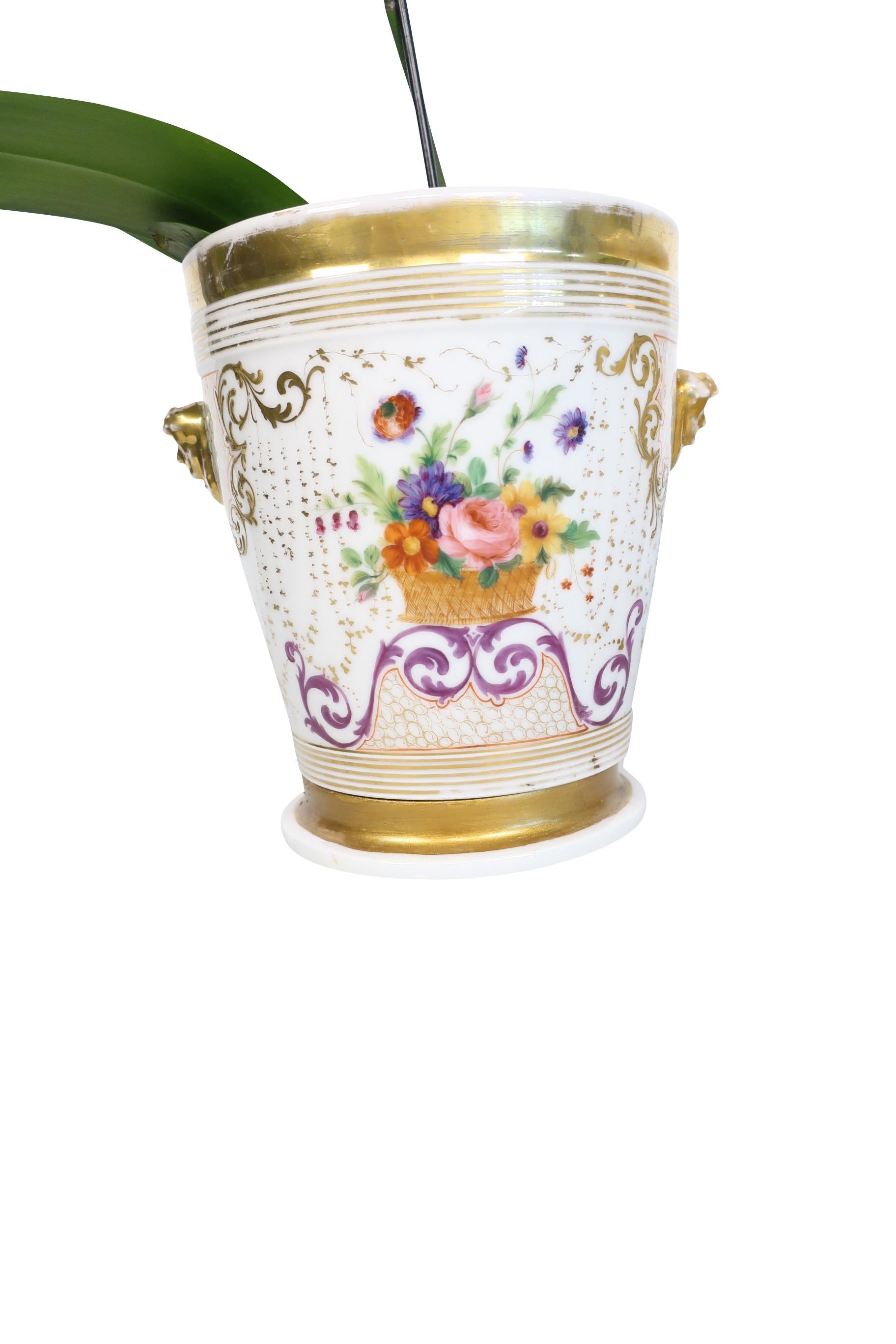 Jardiniere/Weinkühler aus weißem und geblümtem Porzellan aus dem 19. Jahrhundert (Handbemalt) im Angebot