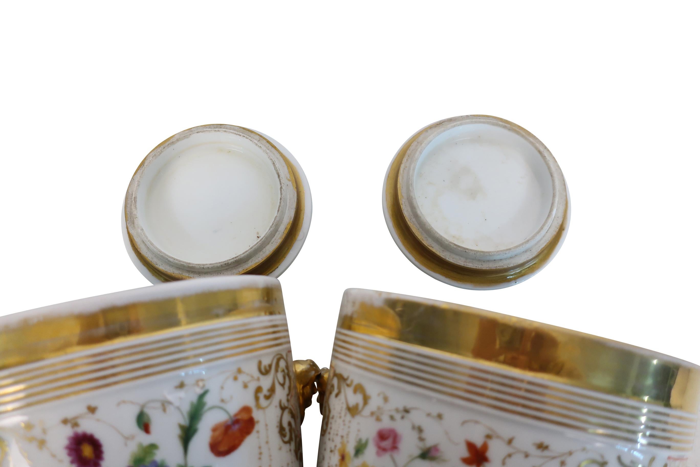 Jardinière/calèches à vent en porcelaine de Paris du 19ème siècle, blanche et à motifs floraux en vente 1