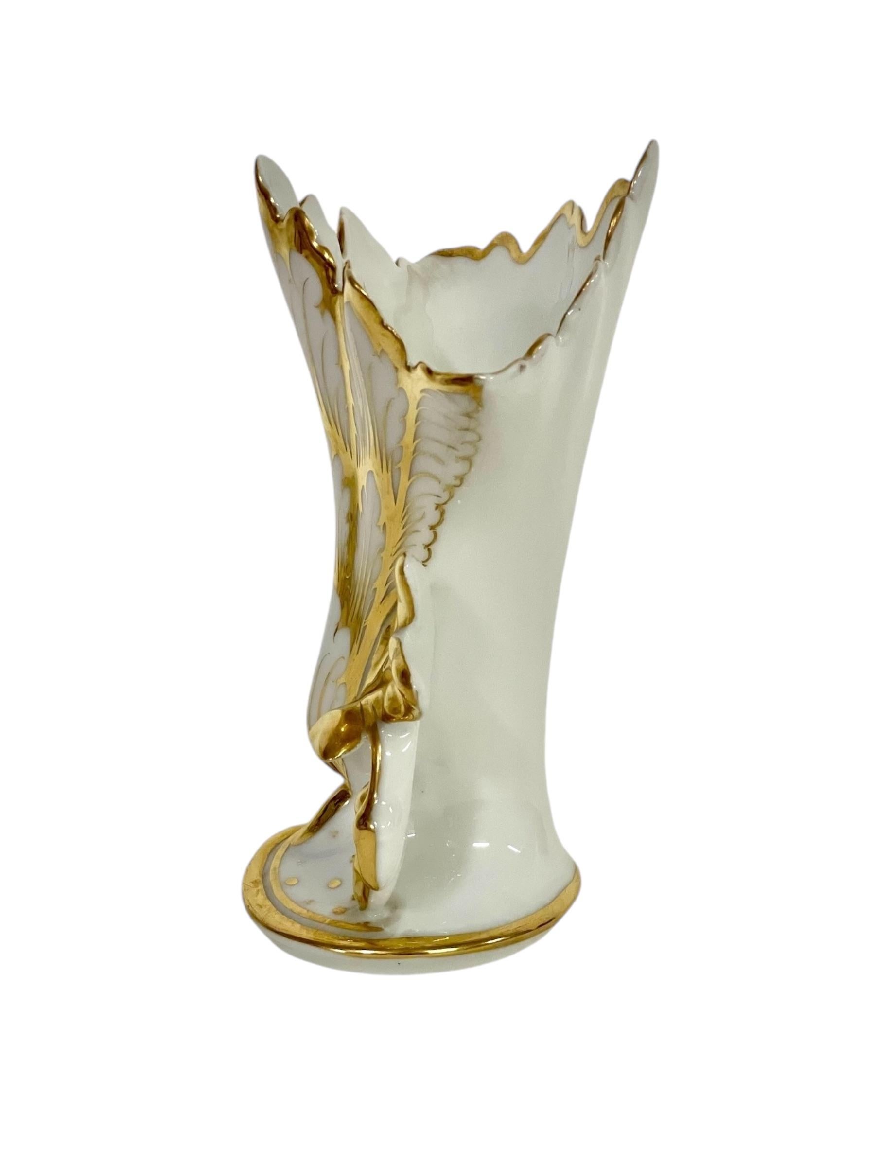 Questo squisito vaso, risalente alla fine del XIX secolo in Francia, presenta uno splendido disegno floreale impreziosito da lussuosi accenti dorati. L'intricata lavorazione artigianale mette in risalto l'eleganza e la raffinatezza di questo pezzo,