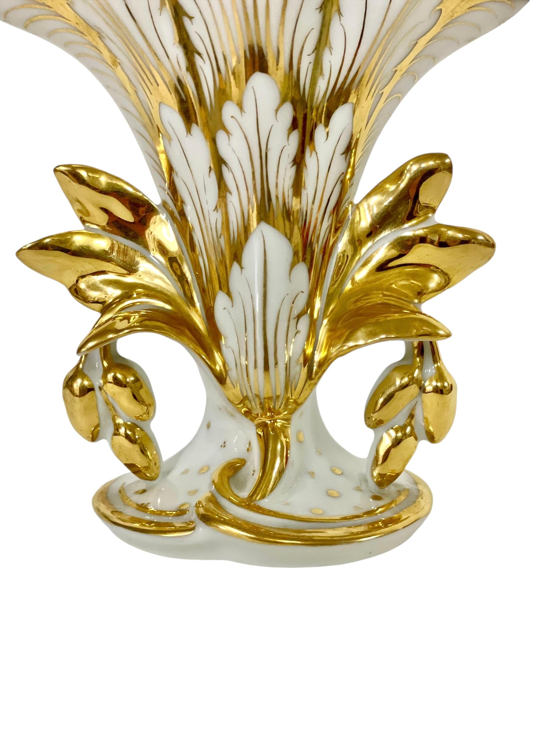 Francese Vaso in porcellana bianca e oro del XIX secolo in vendita