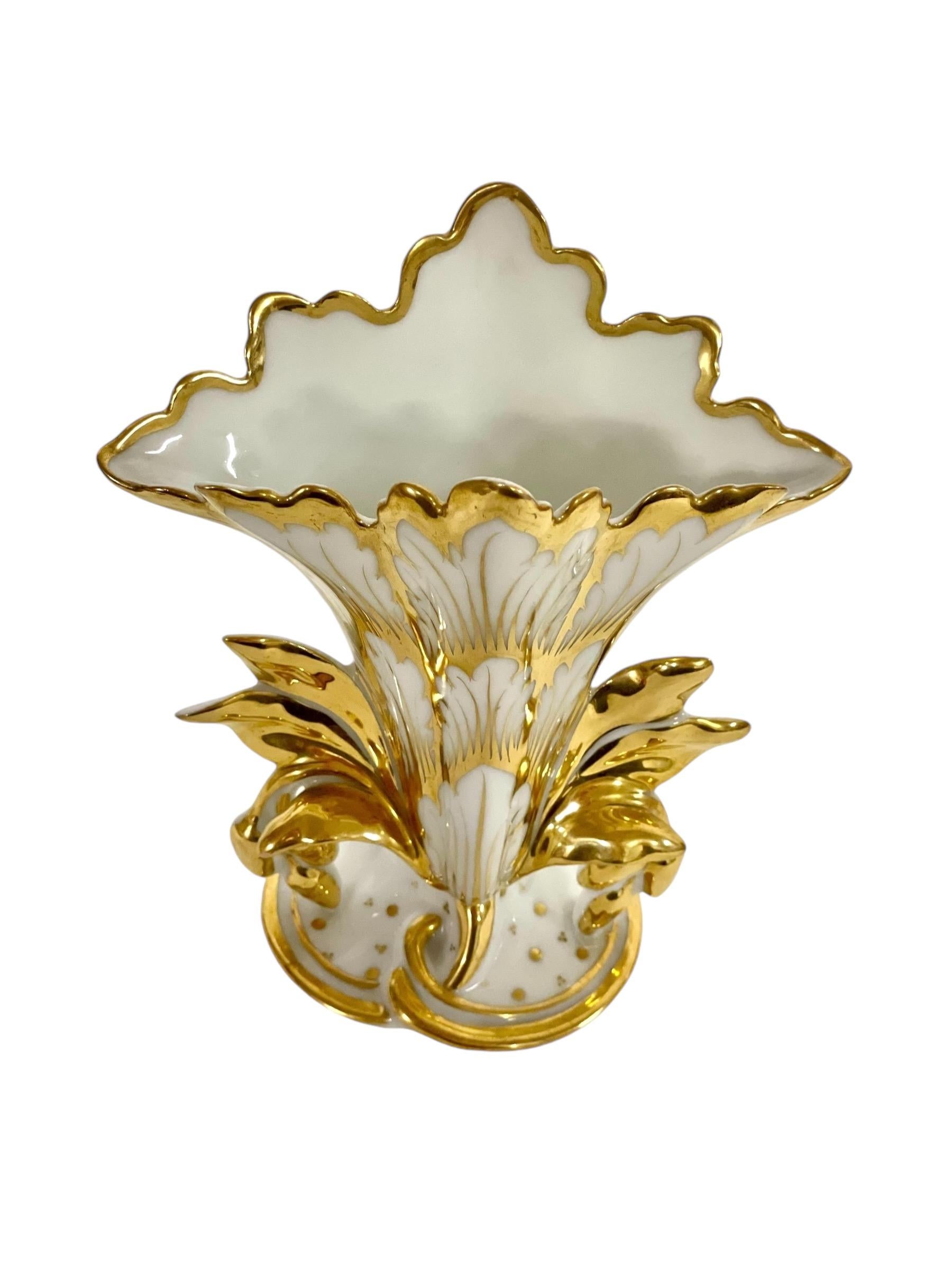 Policromo Vaso in porcellana bianca e oro del XIX secolo in vendita