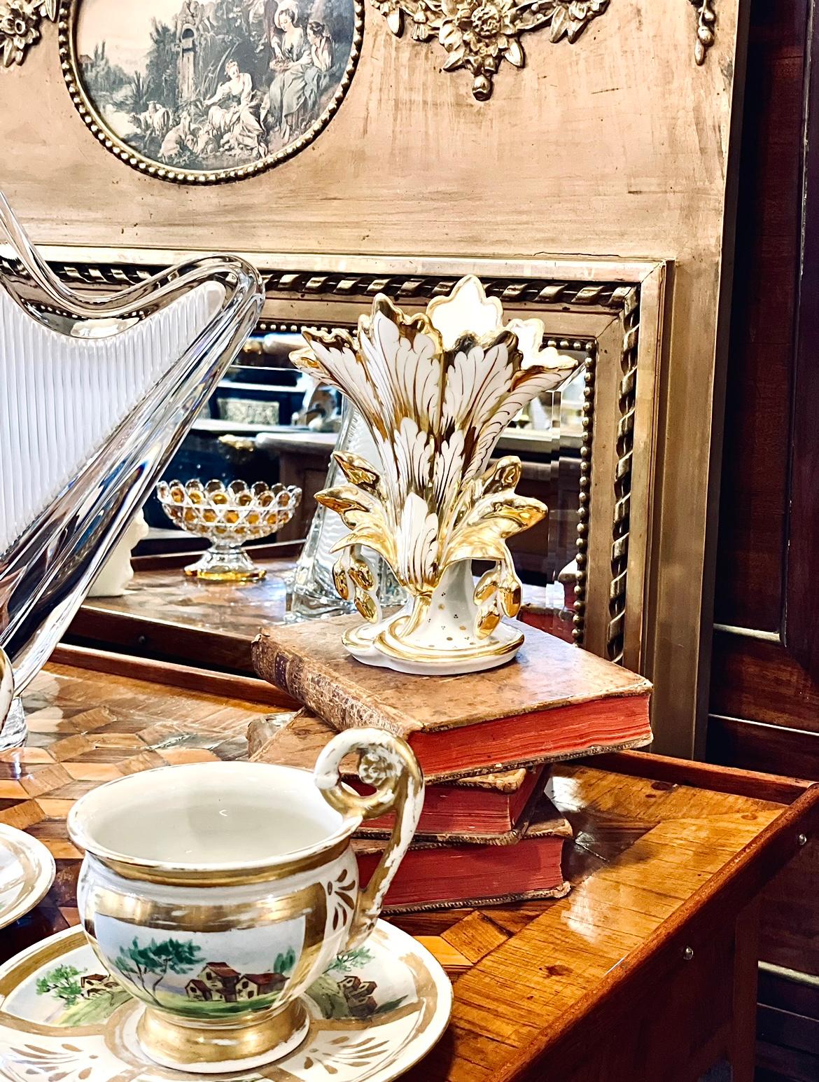Porcellana Vaso in porcellana bianca e oro del XIX secolo in vendita