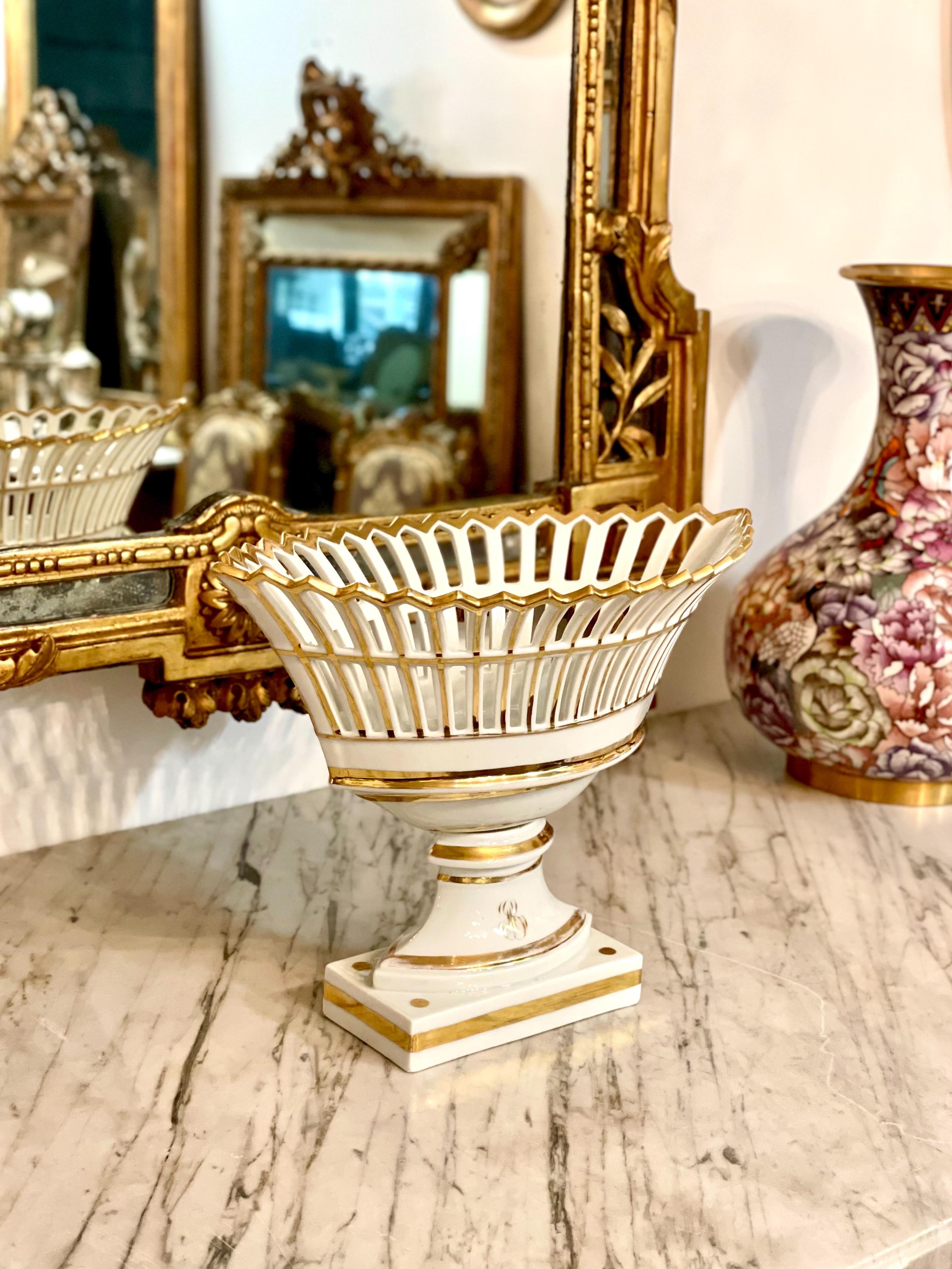 Centrotavola in porcellana bianca e oro di Parigi del XIX secolo in vendita 4