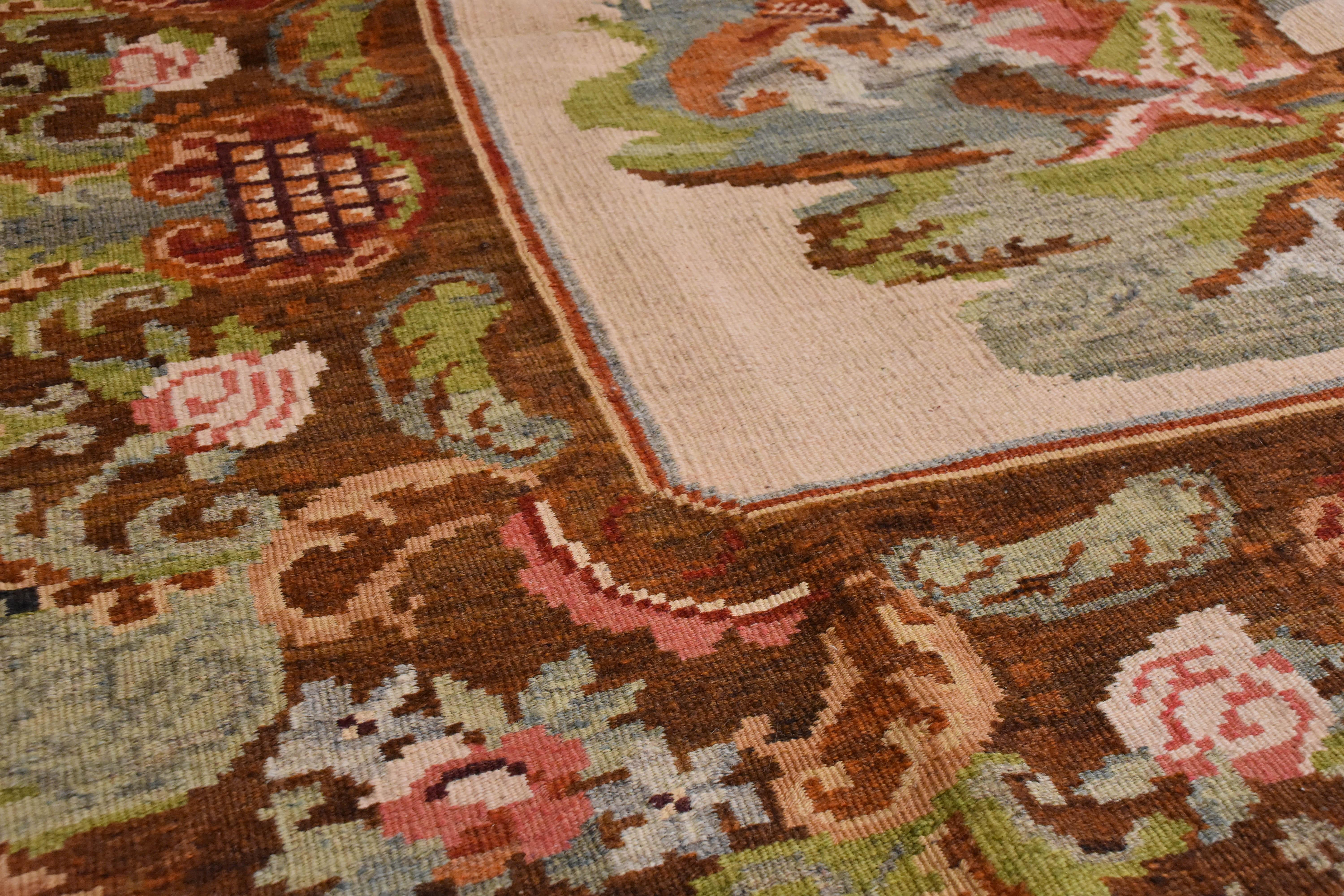 Tappeto Kilim Karabagh bianco, nero, fiori e ritratto del XIX secolo, anni '40 circa in vendita 12