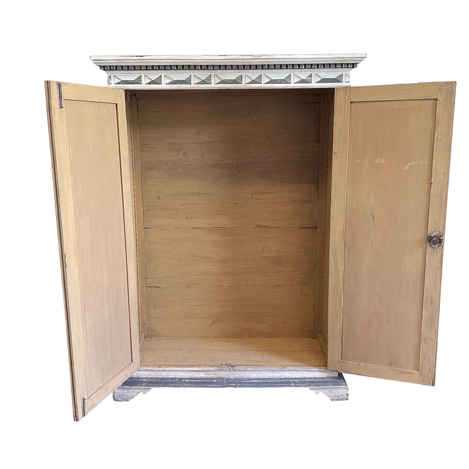 Weiß-schwarzer italienischer Arte Povera-Schrank aus Kiefernholz des 19. Jahrhunderts – antiker Schrank (Handgeschnitzt) im Angebot