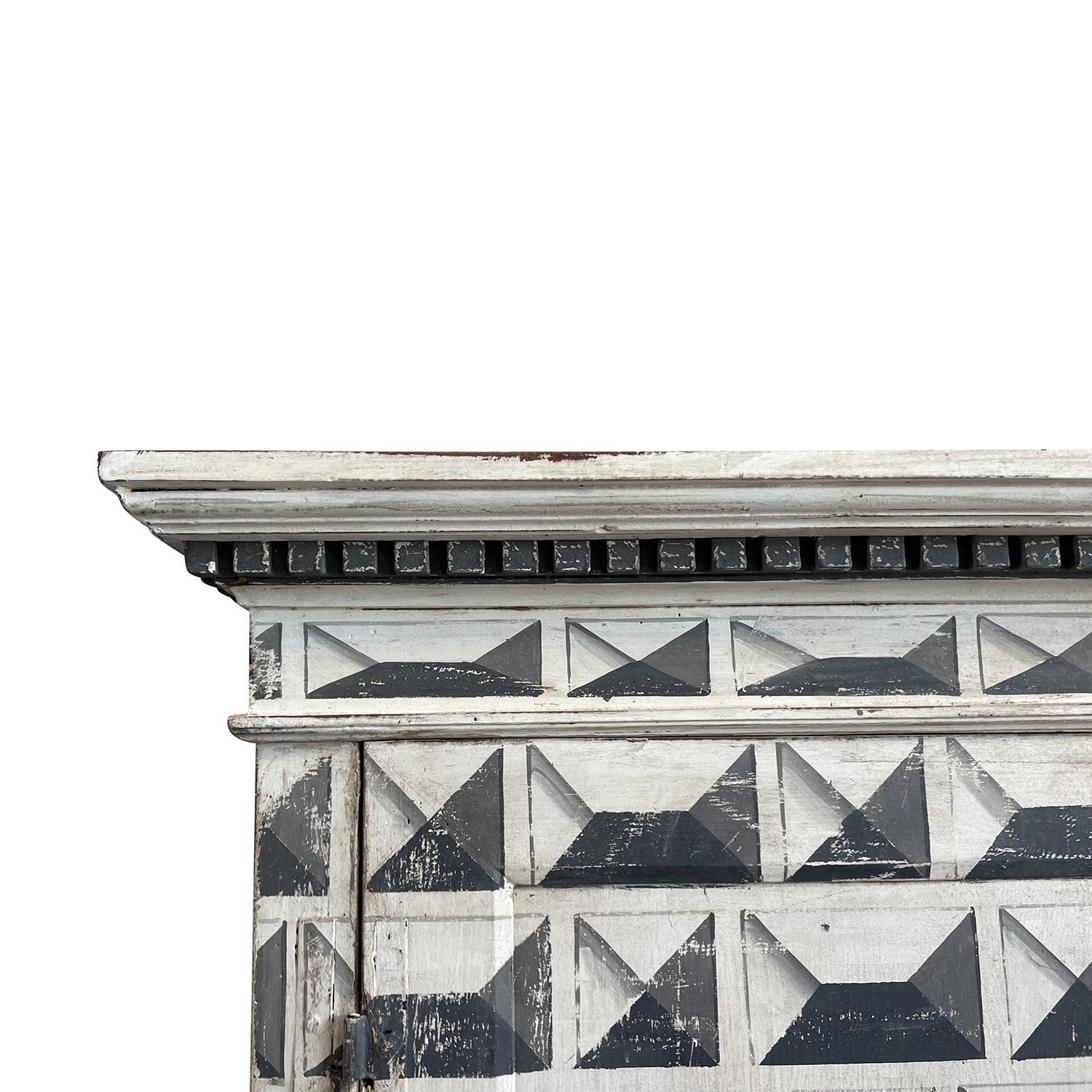 Weiß-schwarzer italienischer Arte Povera-Schrank aus Kiefernholz des 19. Jahrhunderts – antiker Schrank im Zustand „Gut“ im Angebot in West Palm Beach, FL
