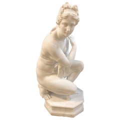 weißer Carrara-Marmor des 19. Jahrhunderts mit einer nackten:: knienden Figur in Lebensgröße