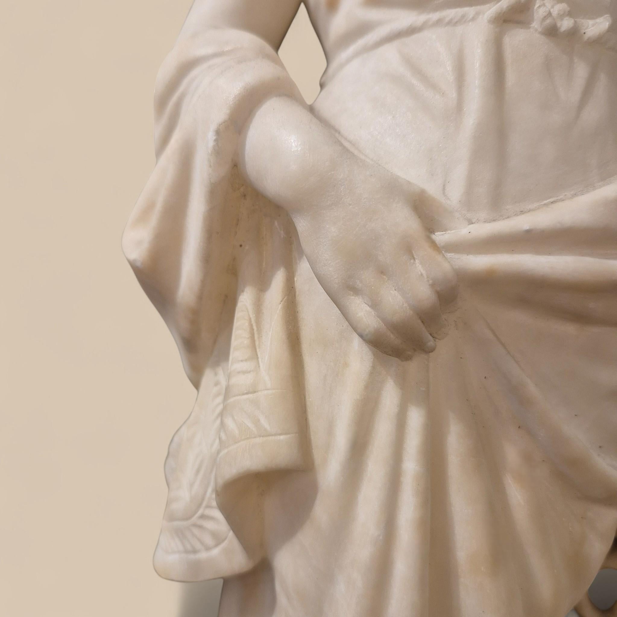 Scultura in marmo bianco di Carrara del XIX secolo - Giovane donna con una brocca in vendita 2