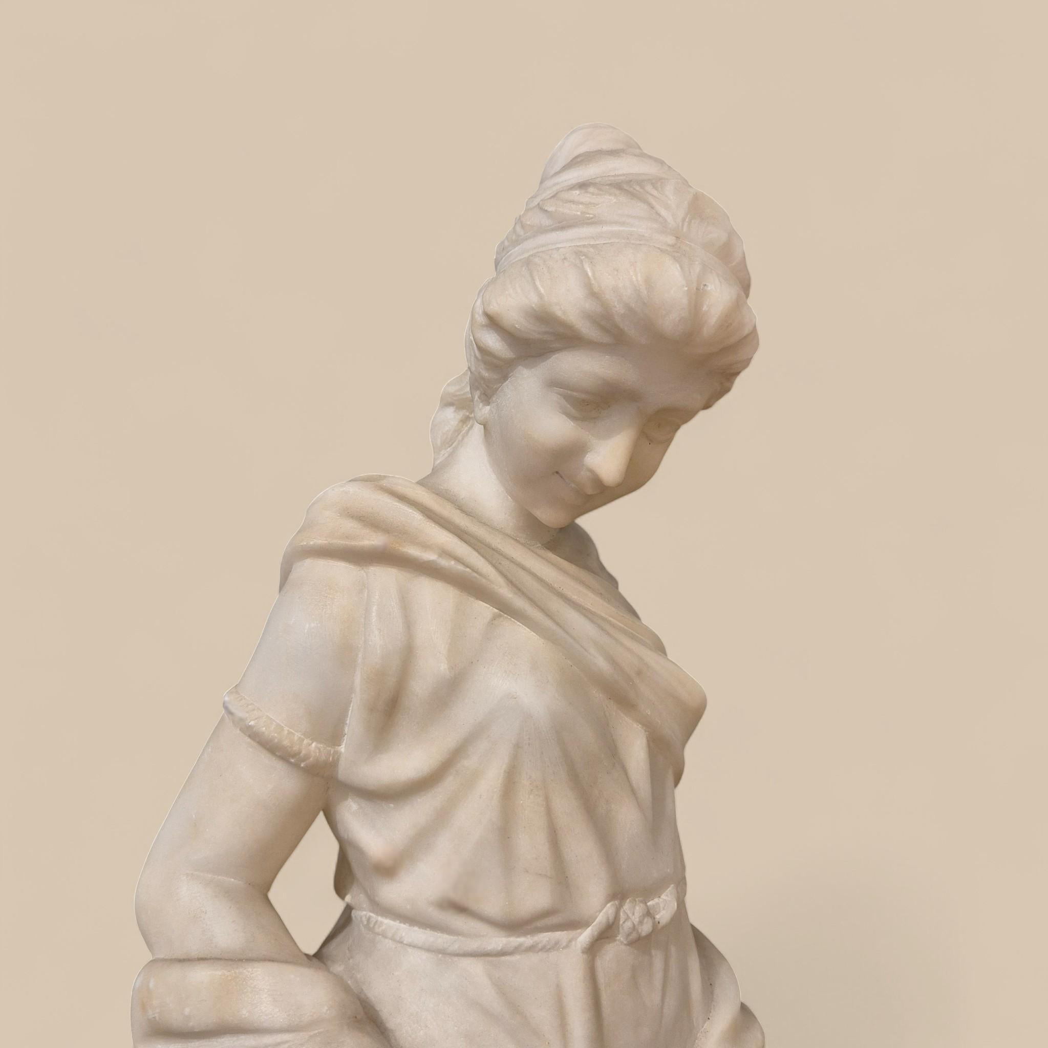 Scultura in marmo bianco di Carrara del XIX secolo - Giovane donna con una brocca in vendita 3