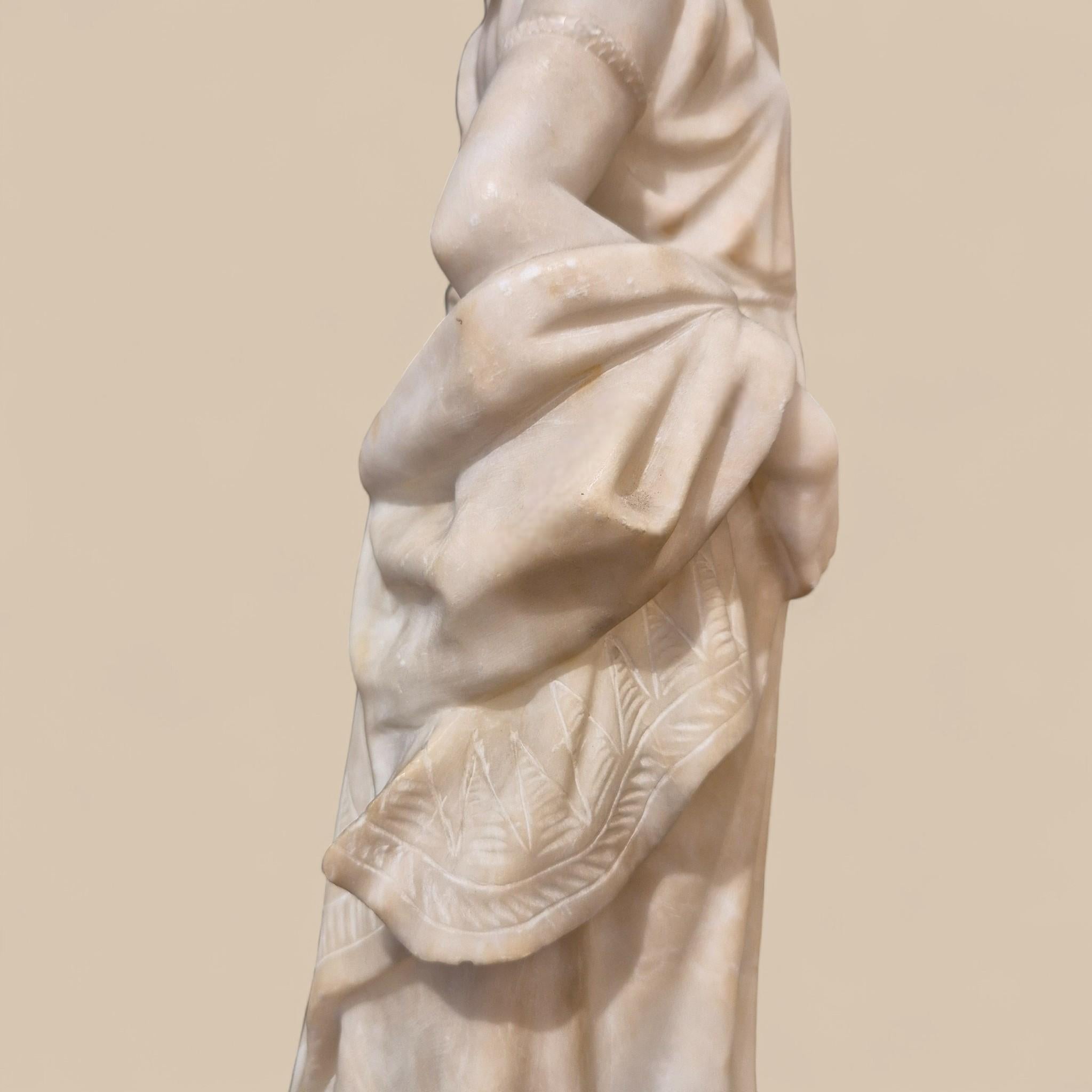 Scultura in marmo bianco di Carrara del XIX secolo - Giovane donna con una brocca in vendita 4