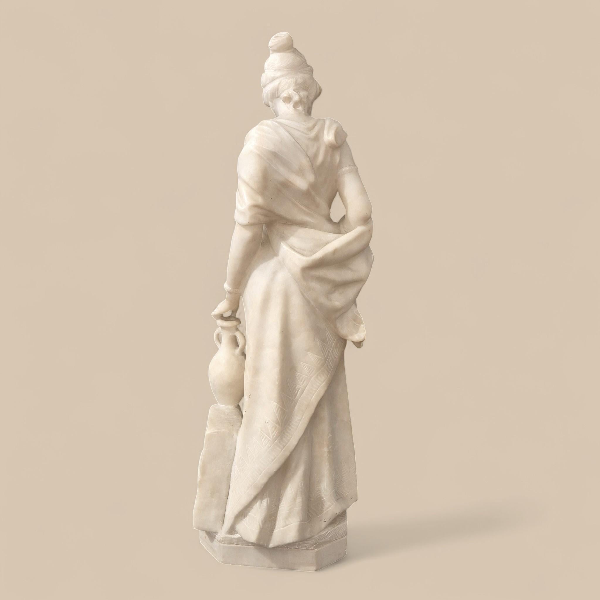 Scultura in marmo bianco di Carrara del XIX secolo - Giovane donna con una brocca in vendita 5
