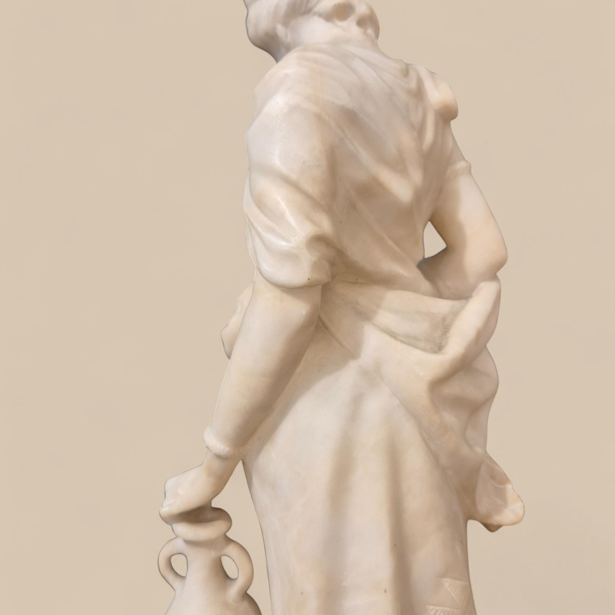 Scultura in marmo bianco di Carrara del XIX secolo - Giovane donna con una brocca in vendita 7