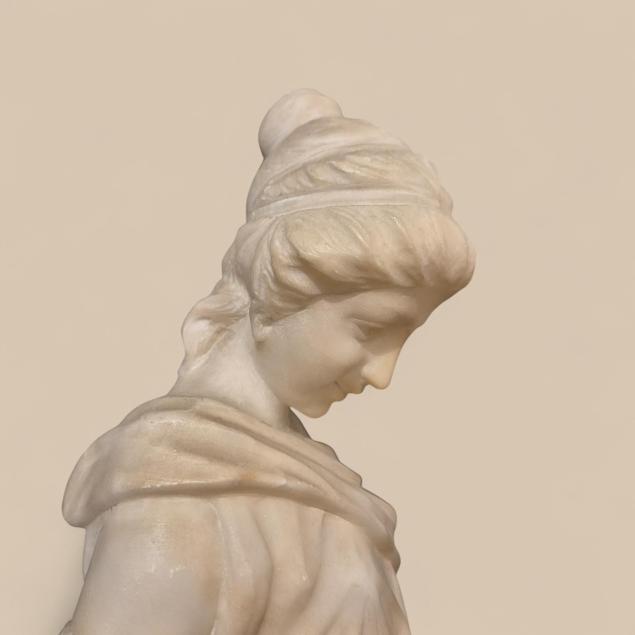 Scultura in marmo bianco di Carrara del XIX secolo - Giovane donna con una brocca in vendita 8