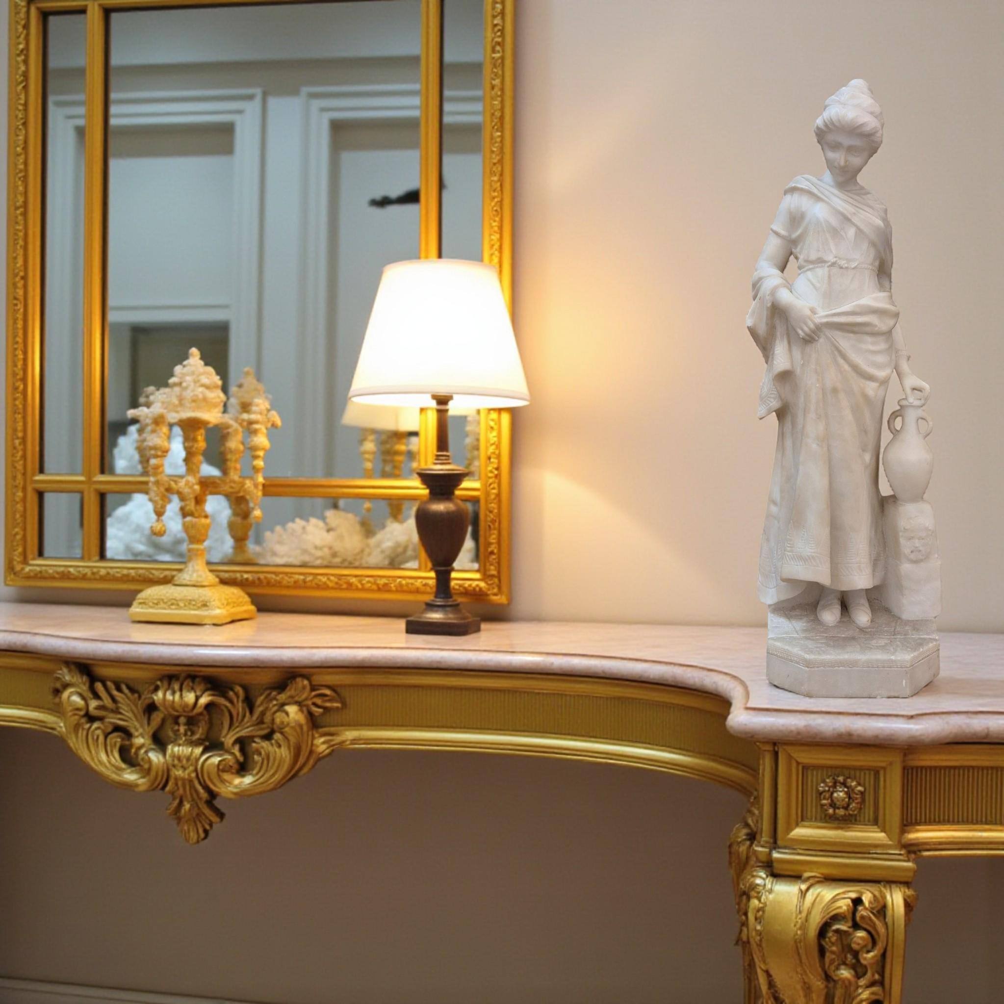 Napoleone III Scultura in marmo bianco di Carrara del XIX secolo - Giovane donna con una brocca in vendita