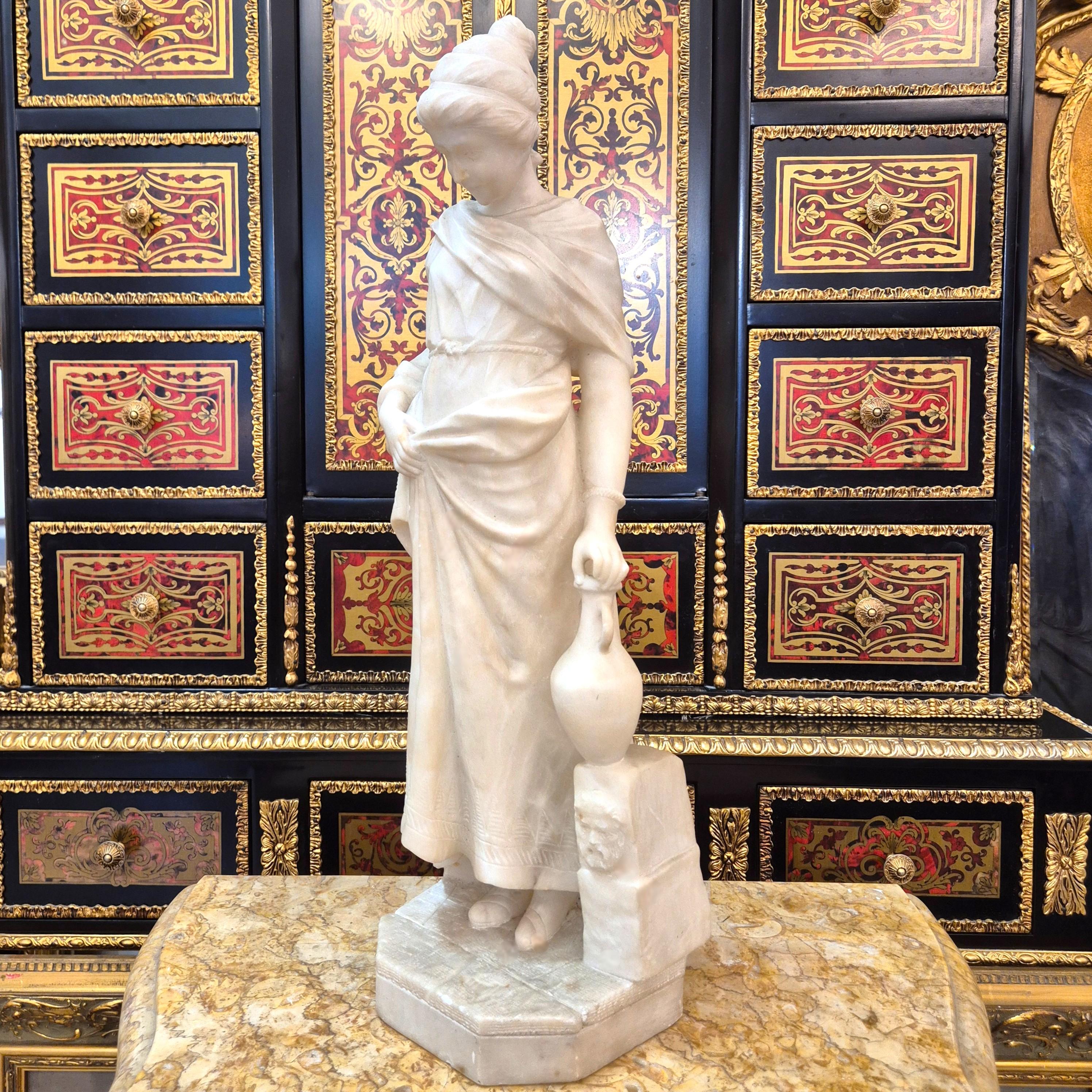 Italiano Scultura in marmo bianco di Carrara del XIX secolo - Giovane donna con una brocca in vendita