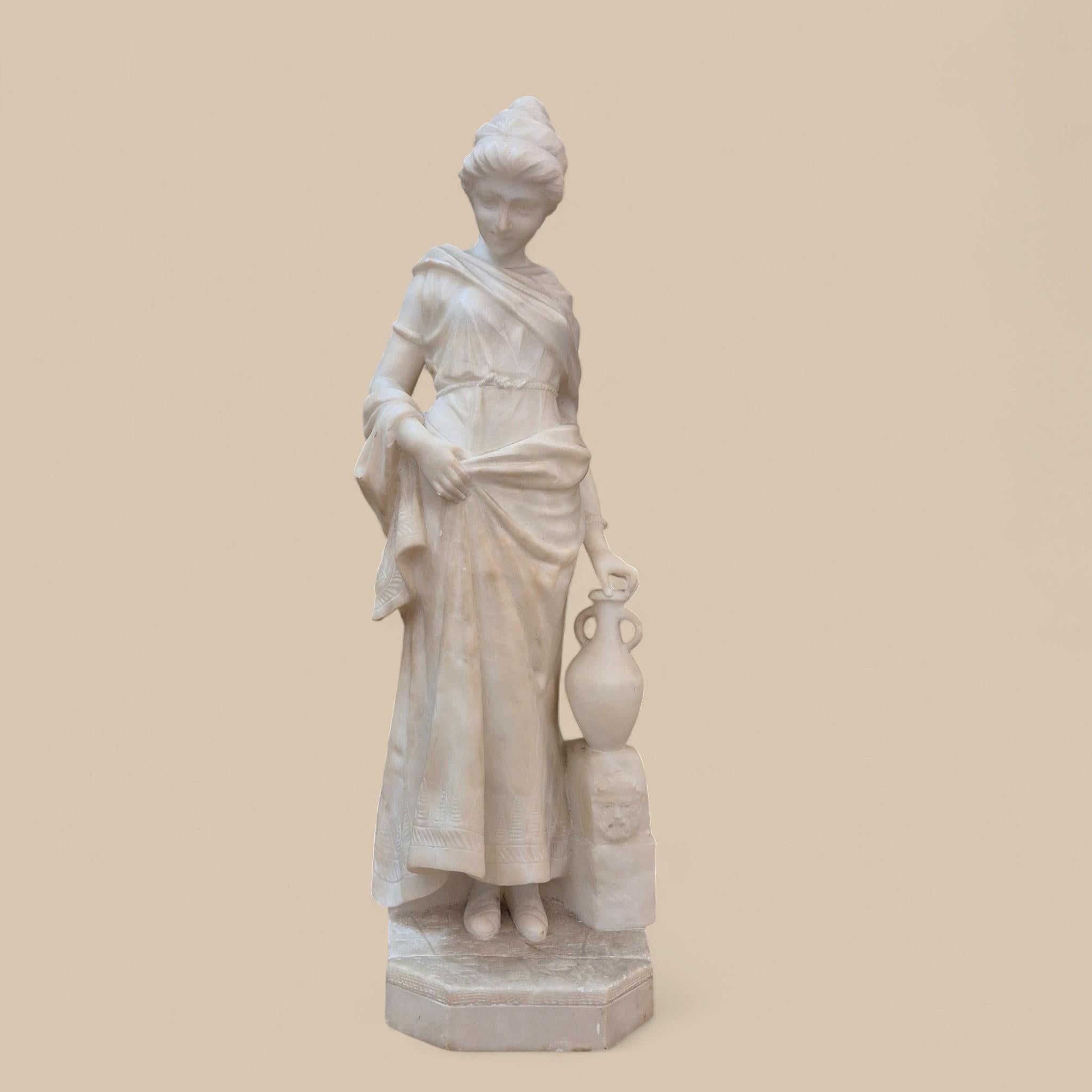 Intagliato a mano Scultura in marmo bianco di Carrara del XIX secolo - Giovane donna con una brocca in vendita