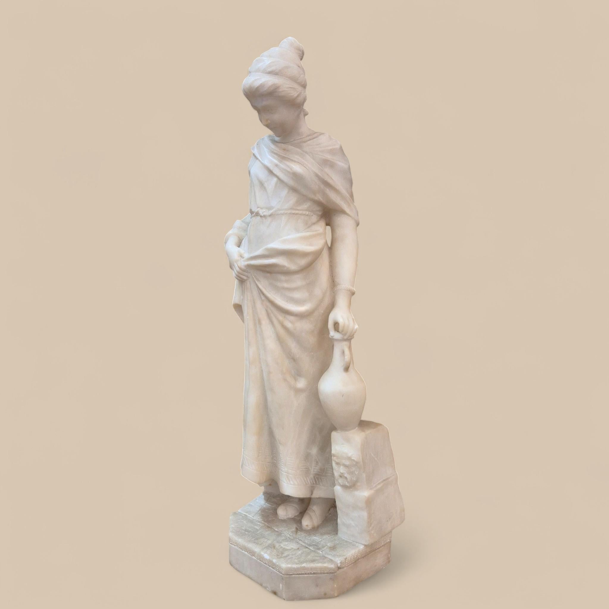 Scultura in marmo bianco di Carrara del XIX secolo - Giovane donna con una brocca In condizioni buone in vendita a NICE, FR