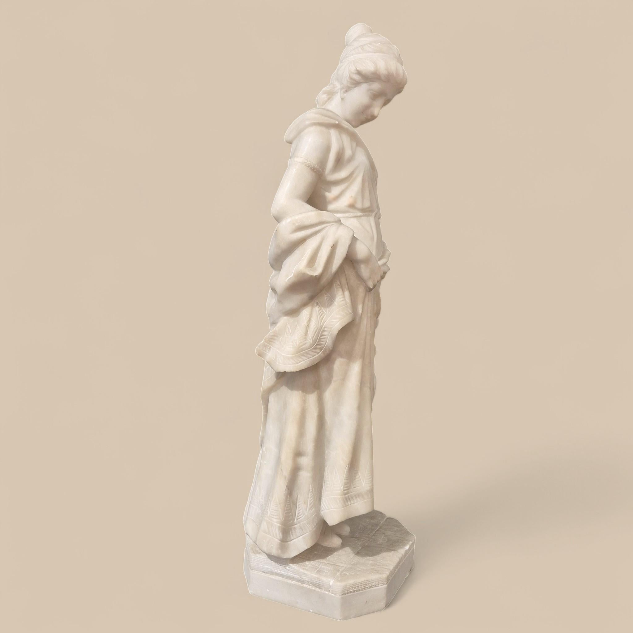 Fine XIX secolo Scultura in marmo bianco di Carrara del XIX secolo - Giovane donna con una brocca in vendita