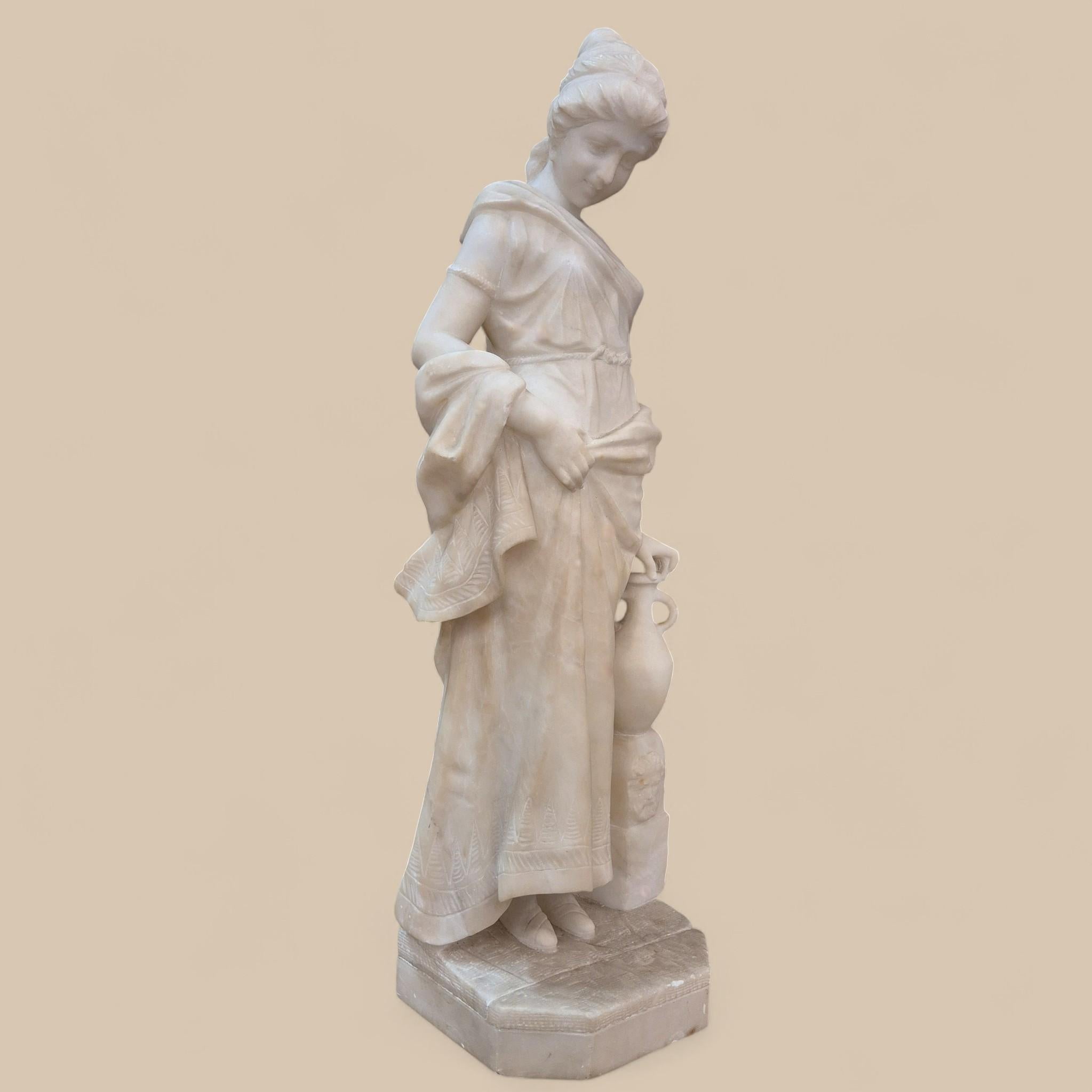 Marmo di Carrara Scultura in marmo bianco di Carrara del XIX secolo - Giovane donna con una brocca in vendita