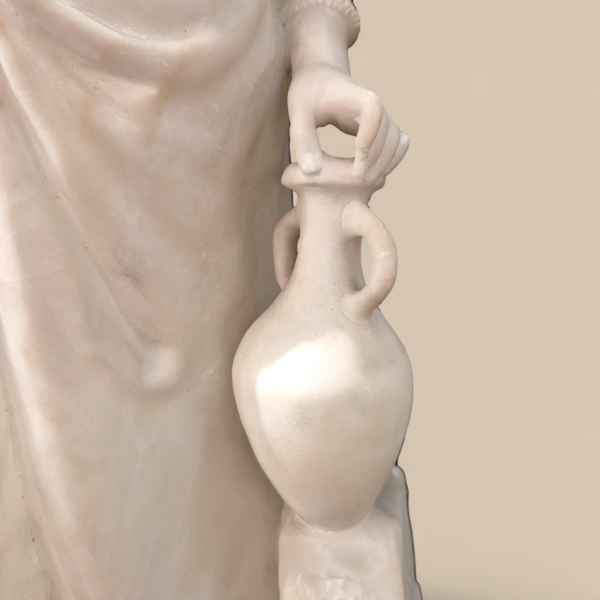 Scultura in marmo bianco di Carrara del XIX secolo - Giovane donna con una brocca in vendita 1