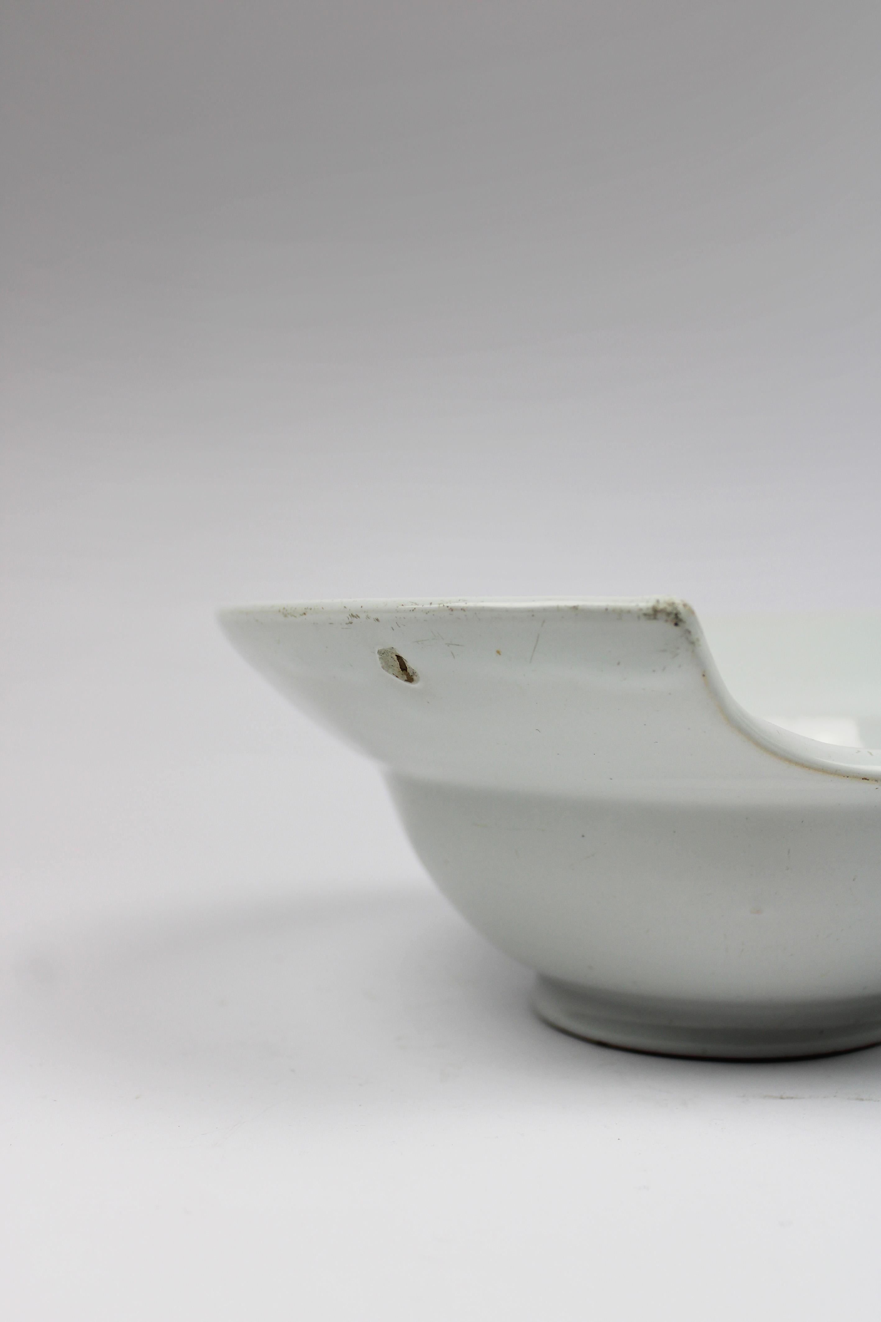19th Century White Delft Shavingbowl Glazed Earthware The Netherlands In Fair Condition For Sale In Antwerpen, BE