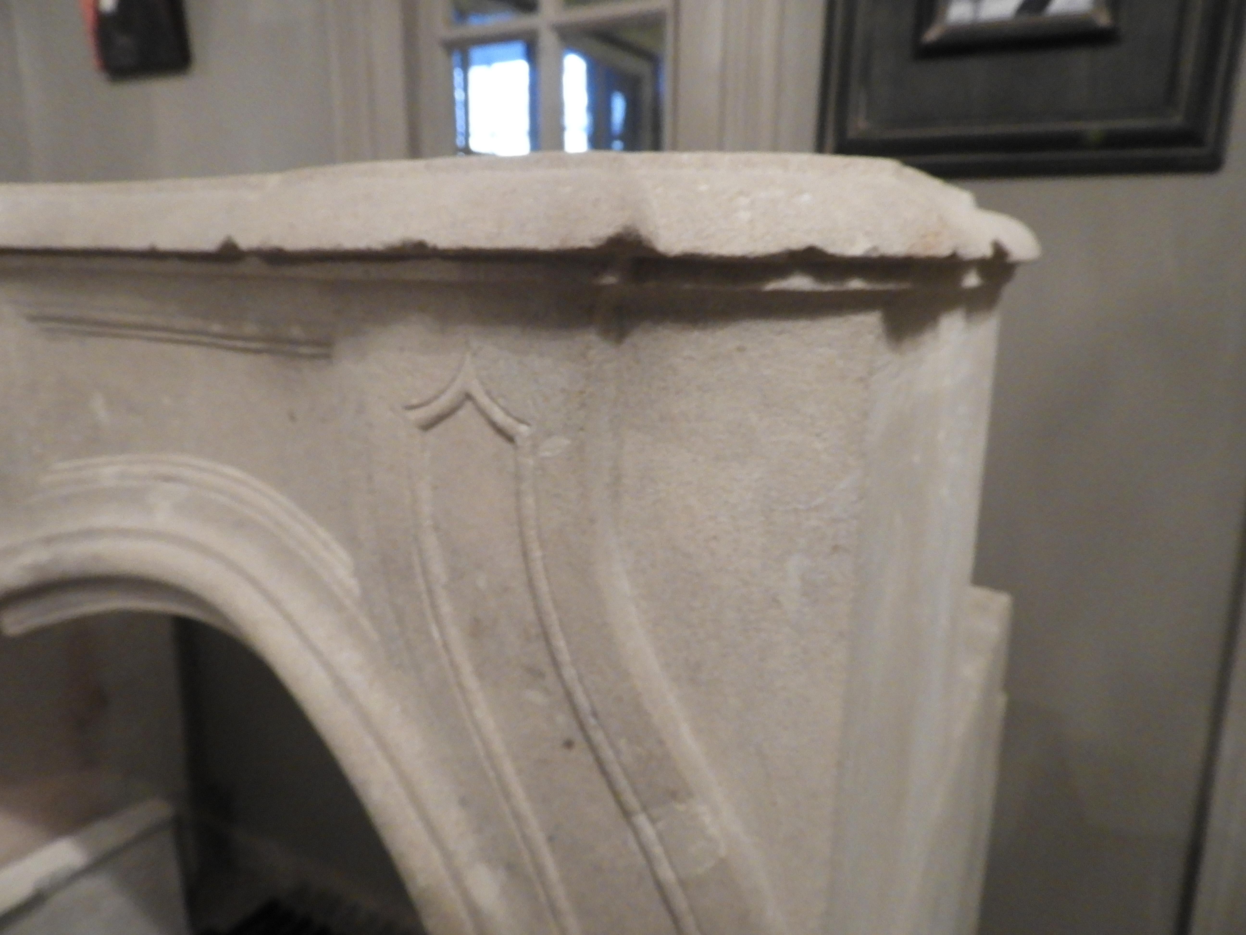 19th Century White French Limestone Louis XV Fireplace In Good Condition For Sale In Zedelgem, BE