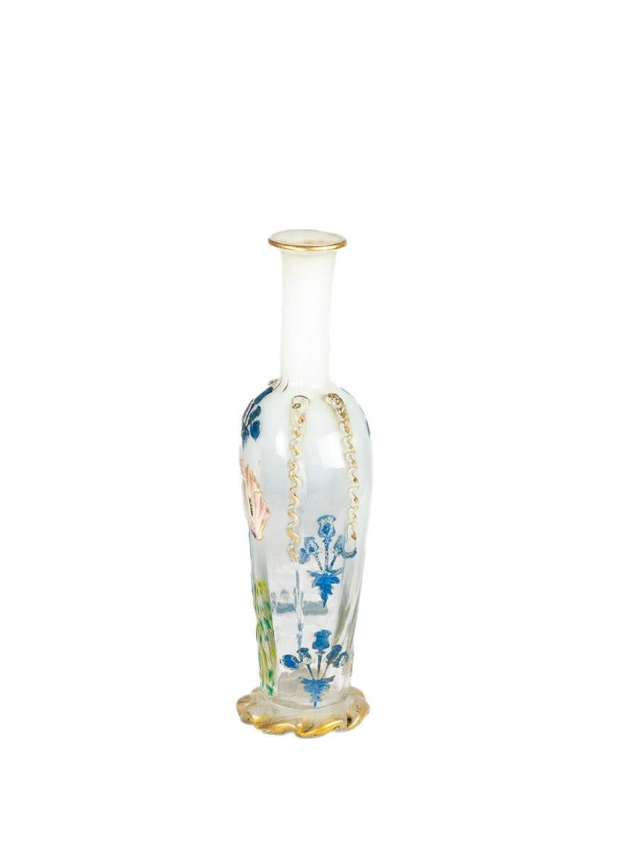 Ein frühes 19. Jahrhundert  Massier Vase aus weißem Glas mit Blumenmalerei und applizierten Bändern, die dem Künstler Jerome Massier zugeschrieben wird.

