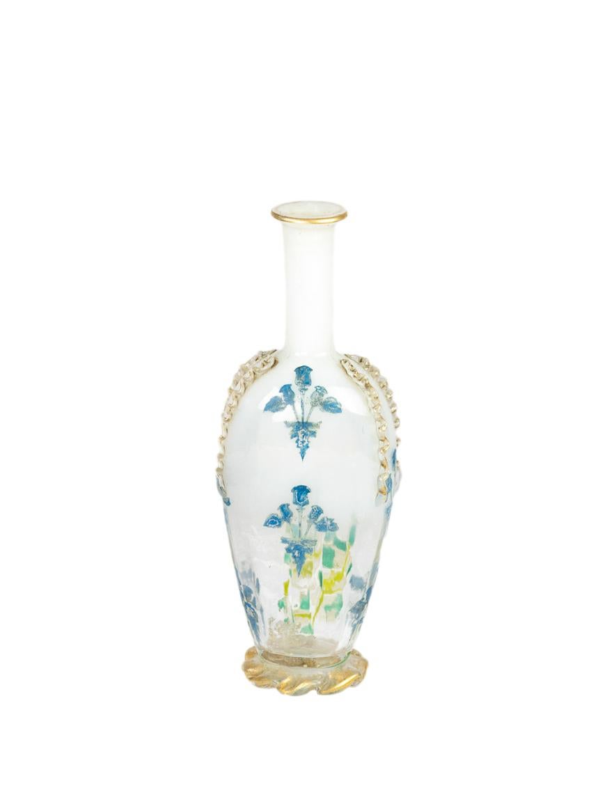 Weiße, geblümt bemalte Vase aus weißem Glas mit Bändern aus dem 19. Jahrhundert von Jerome Massier (Art nouveau) im Angebot