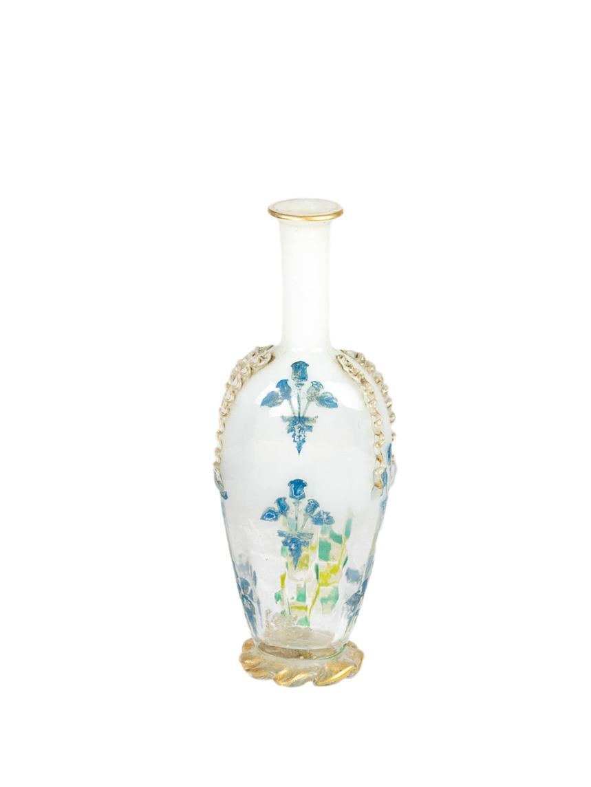 Art Nouveau Vaso in vetro bianco del XIX secolo dipinto con fiori e nastri di Jerome Massier in vendita