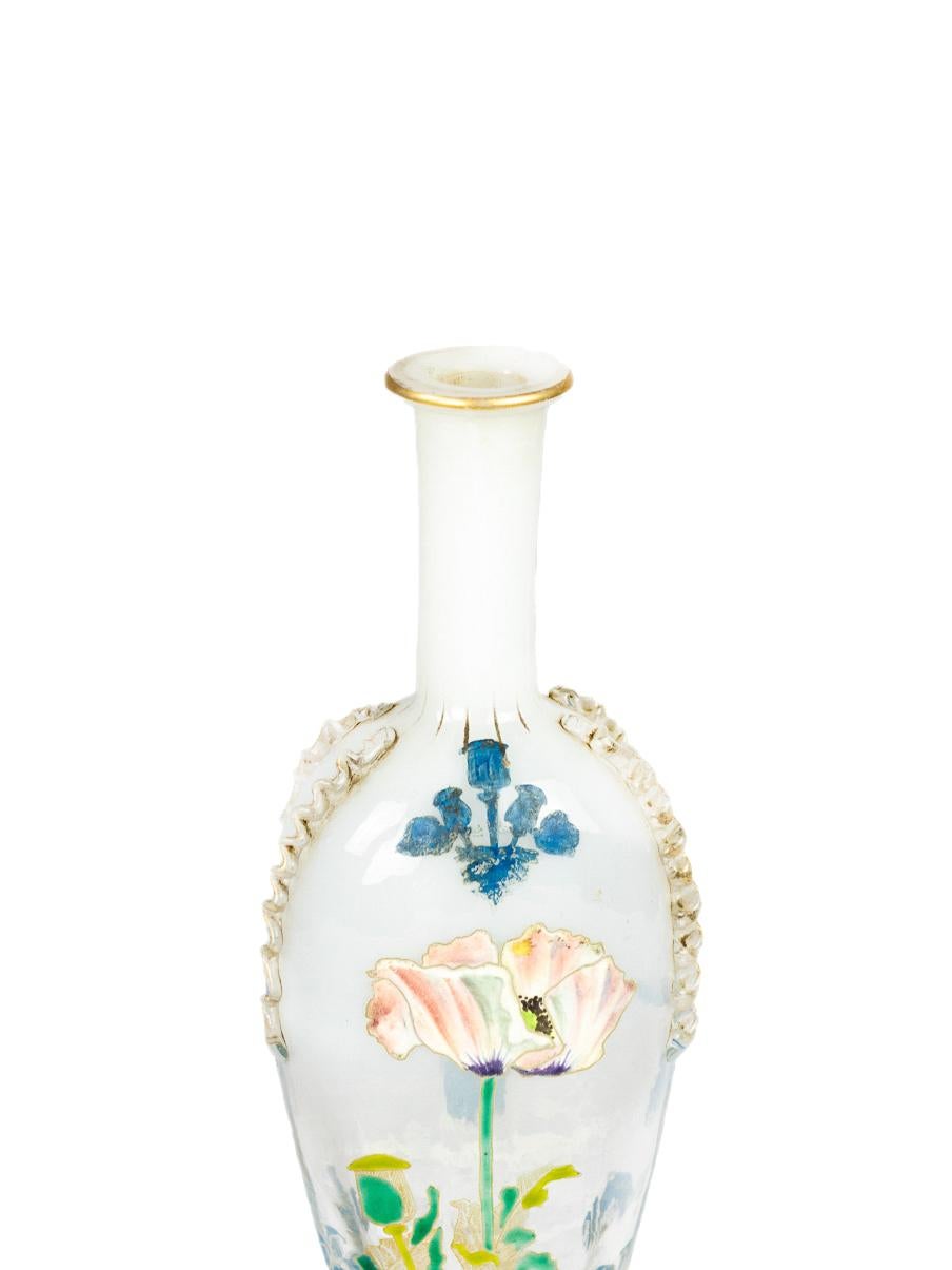 Weiße, geblümt bemalte Vase aus weißem Glas mit Bändern aus dem 19. Jahrhundert von Jerome Massier (Französisch) im Angebot