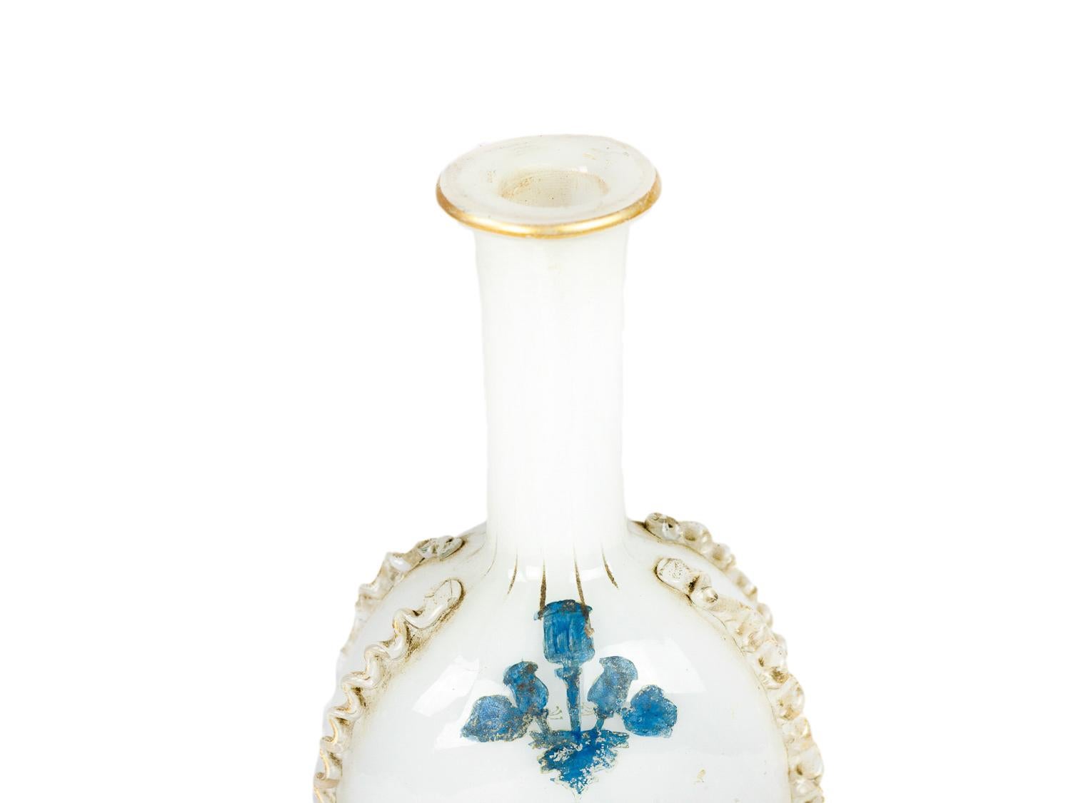 Weiße, geblümt bemalte Vase aus weißem Glas mit Bändern aus dem 19. Jahrhundert von Jerome Massier (Gemalt) im Angebot
