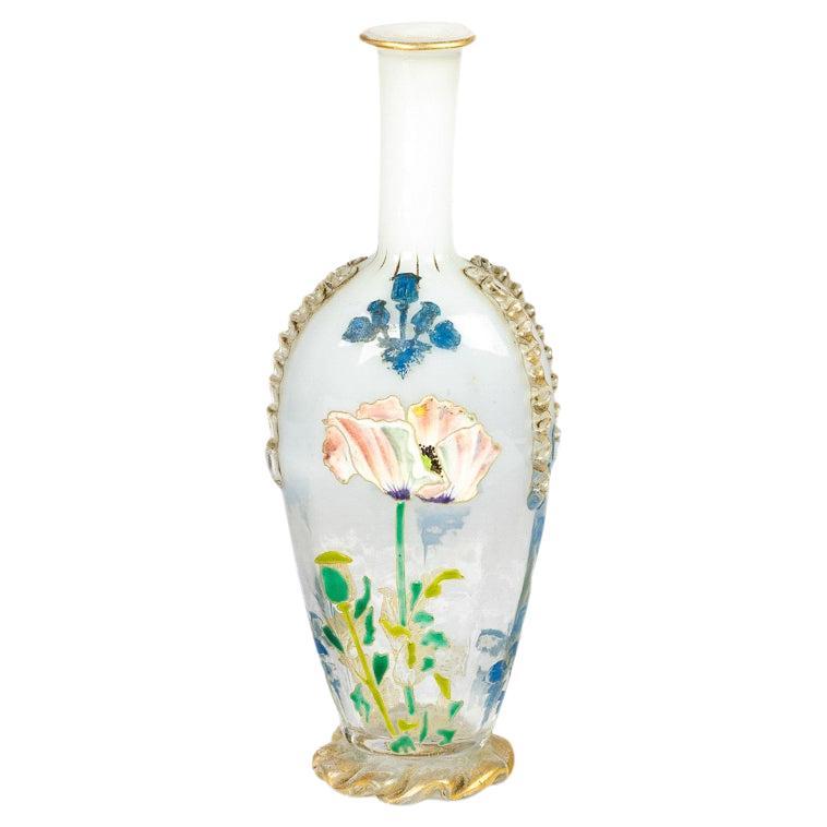 Weiße, geblümt bemalte Vase aus weißem Glas mit Bändern aus dem 19. Jahrhundert von Jerome Massier im Angebot