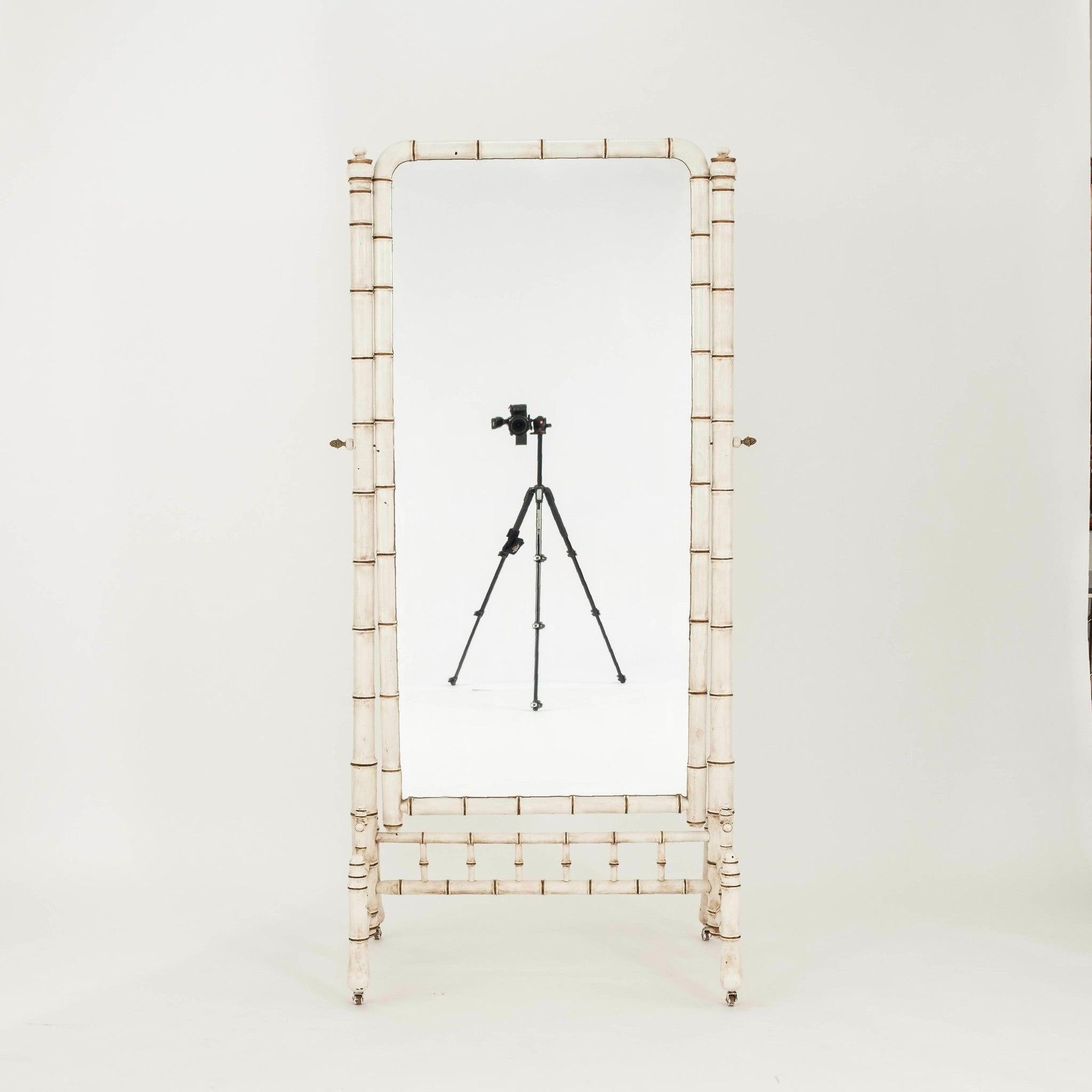 Specchio da toilette inglese del XIX secolo in finto bambù con legno intagliato e dipinto.
