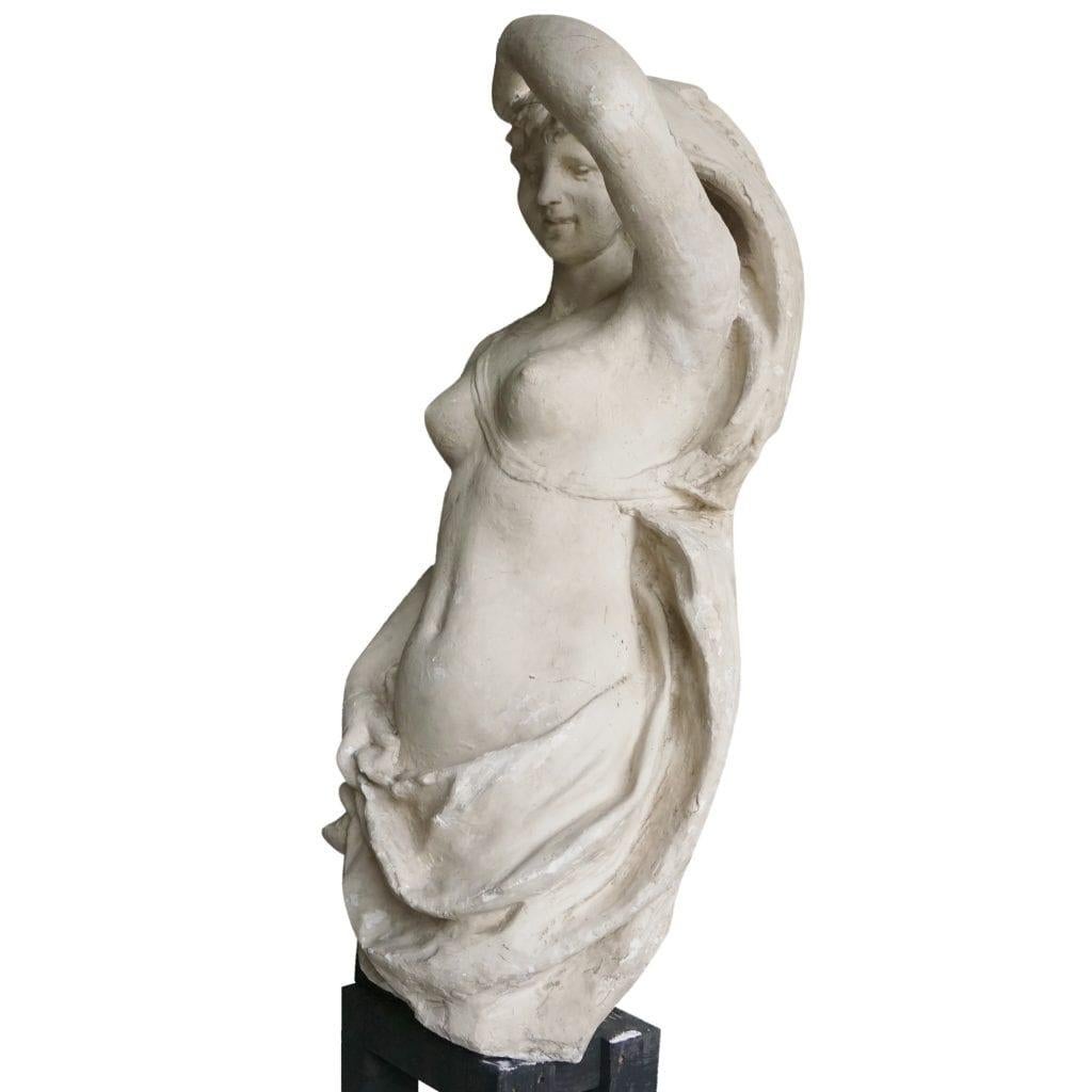 Sculpté à la main Paire de cariatides parisiennes anciennes en plâtre du 19e siècle en vente
