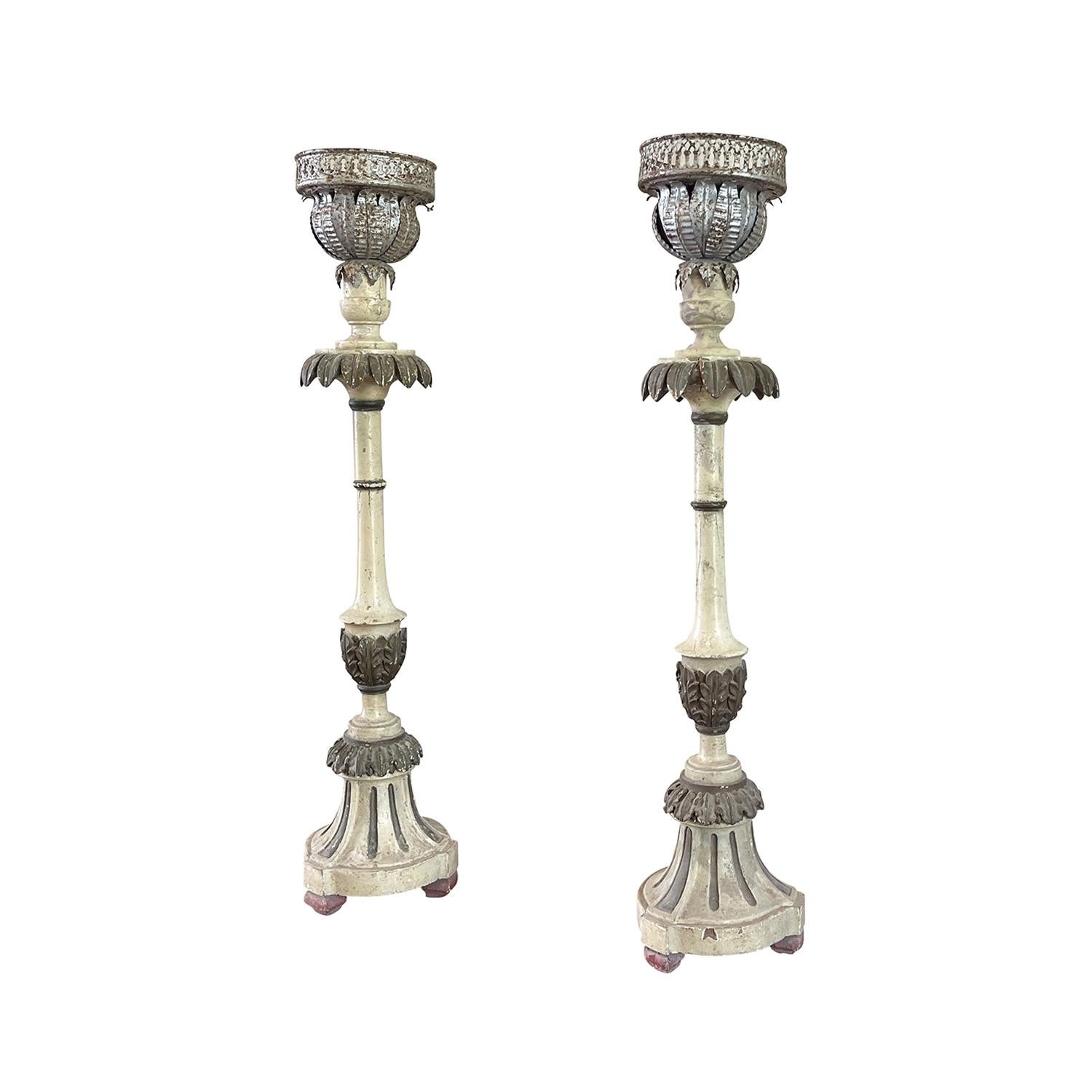European 19th Century White-Grey Scandinavian Set of Two Gustavian Pinewood Candlesticks For Sale