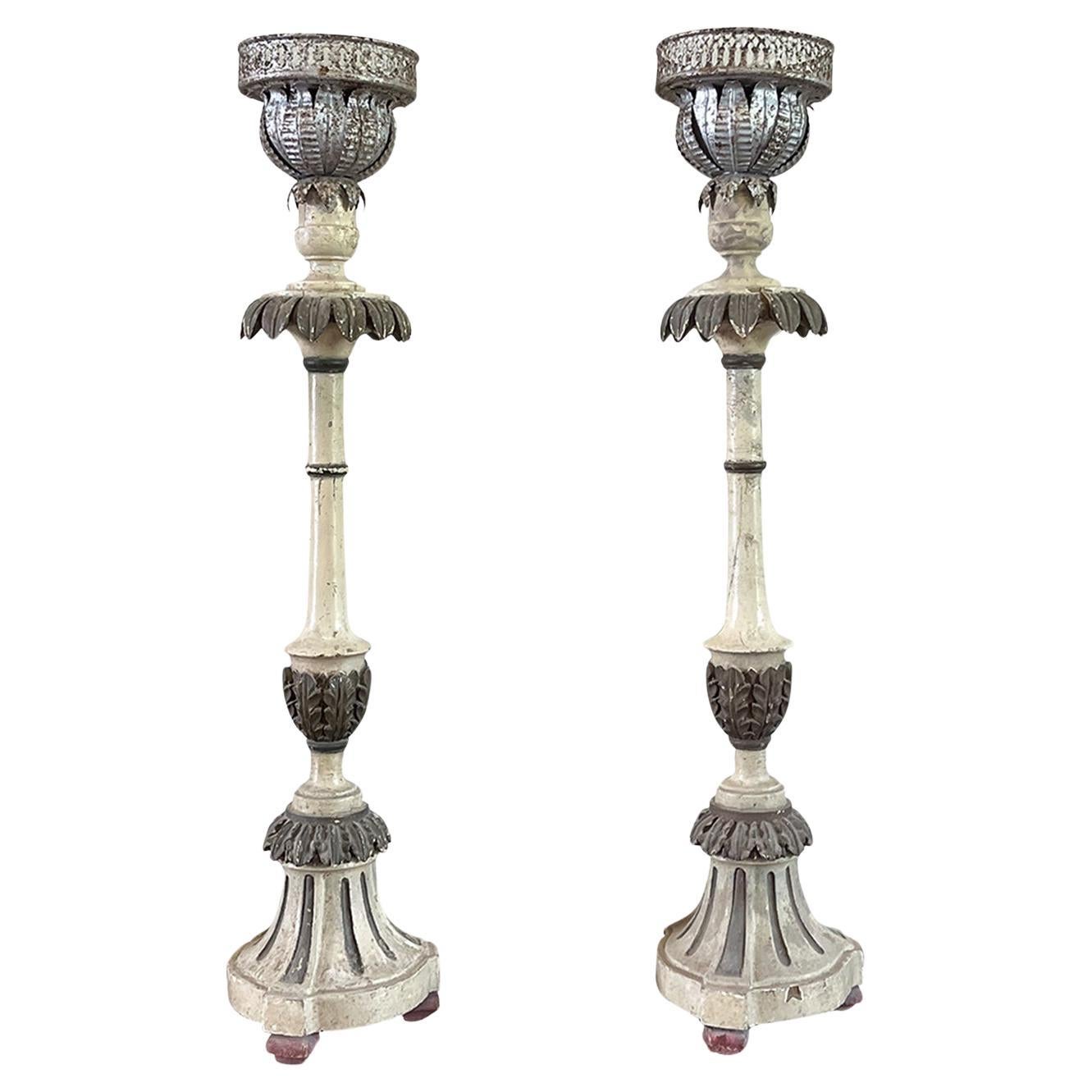 Weiß-graues skandinavisches Set aus zwei Gustavianischen Kiefernholz-Kerzenständern aus dem 19. Jahrhundert im Angebot