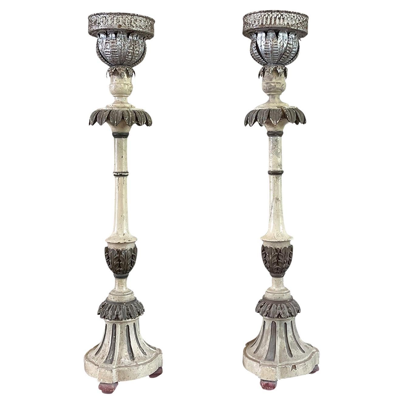 Set di due candelabri in legno di pino Gustavo del XIX secolo, di colore bianco-grigio scandinavo in vendita