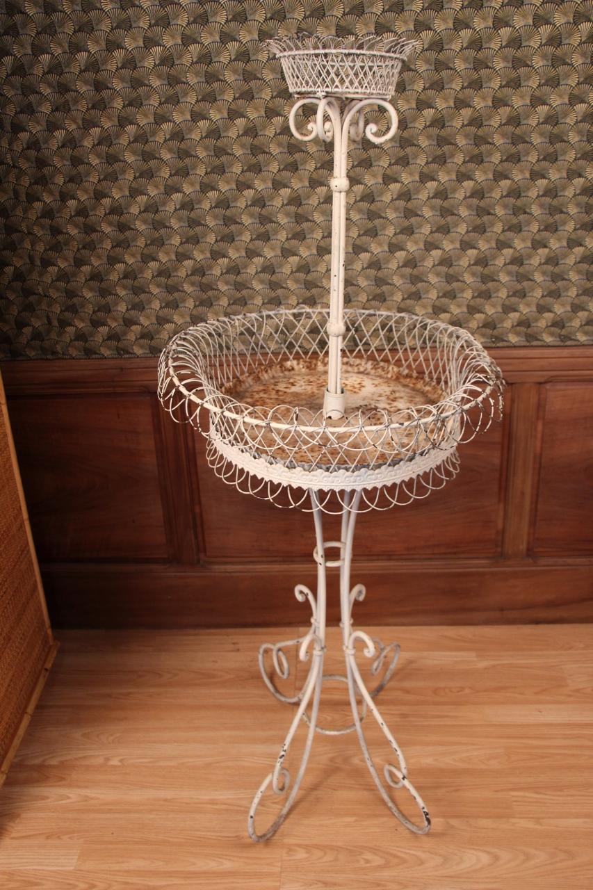 jardinière en fer laqué blanc fin 19e siècle début 20e siècle globalement en bon état, légères traces de rouille sur le dessus