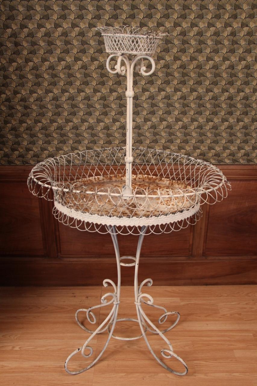 Napoléon III Jardinière en fer laqué blanc du 19e siècle en vente