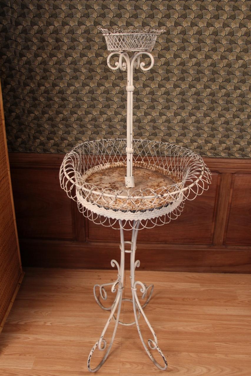 Français Jardinière en fer laqué blanc du 19e siècle en vente